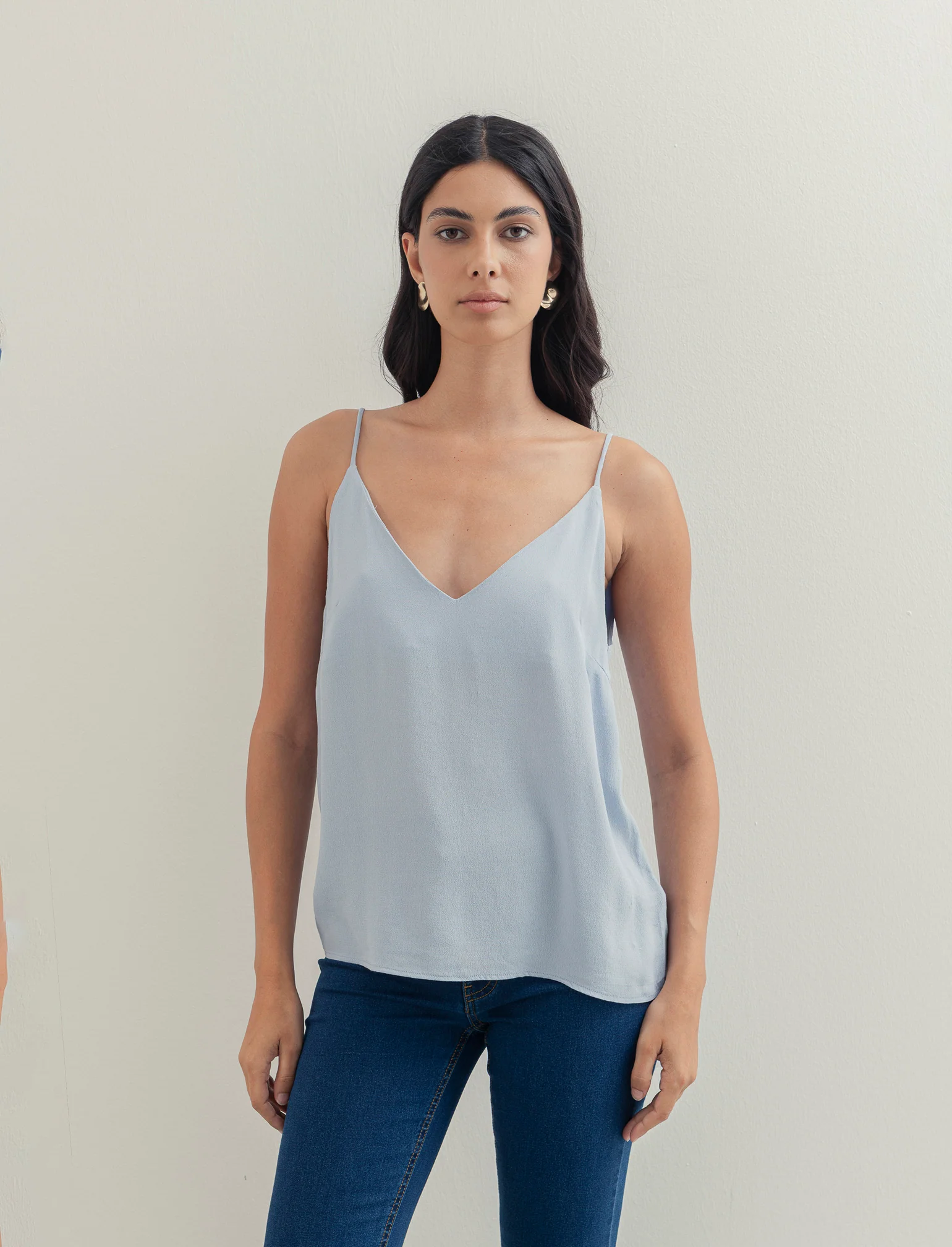 TOP CON SCOLLO A V - Celeste - Image 4