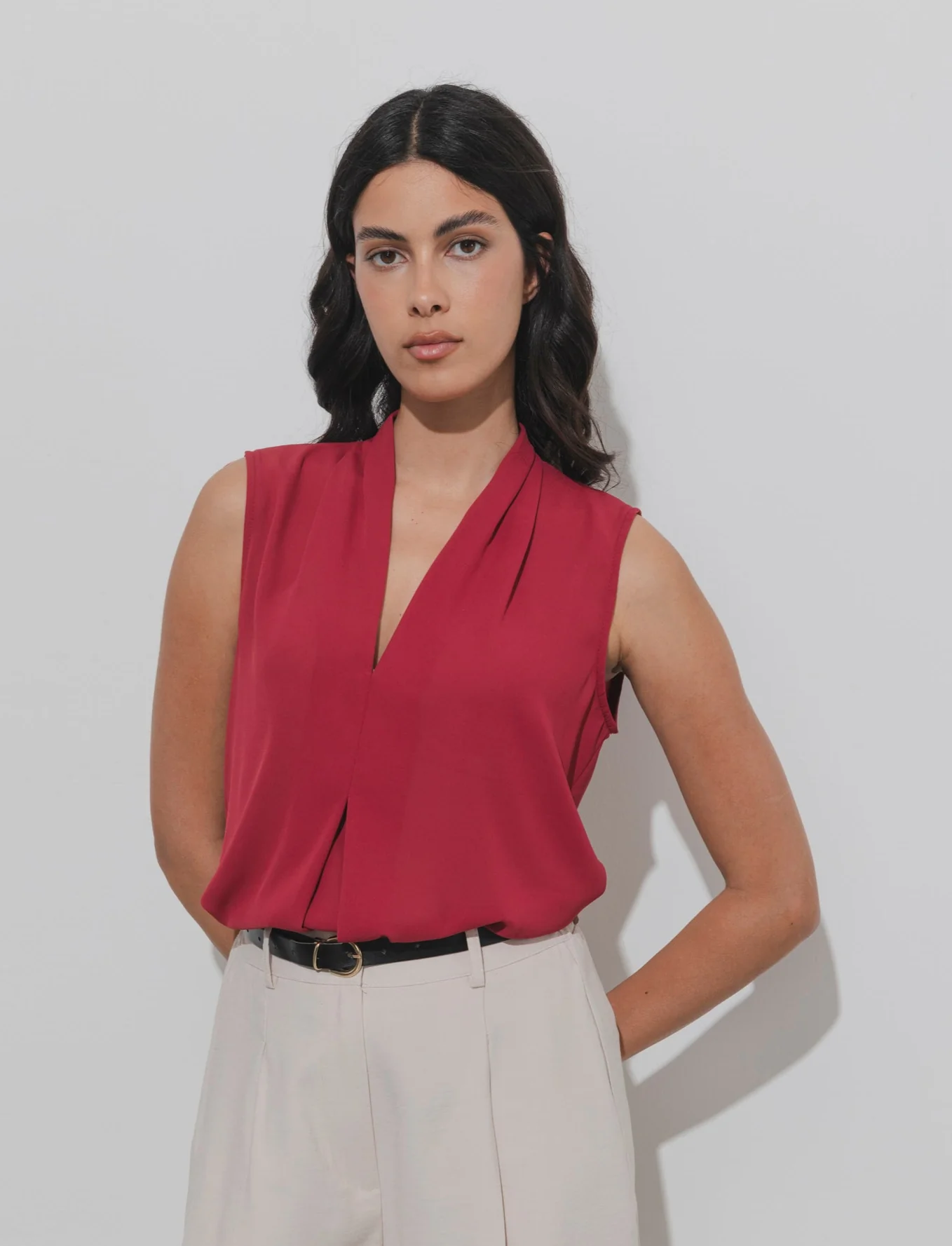 Top con scollo a V - Rosso india - Image 3