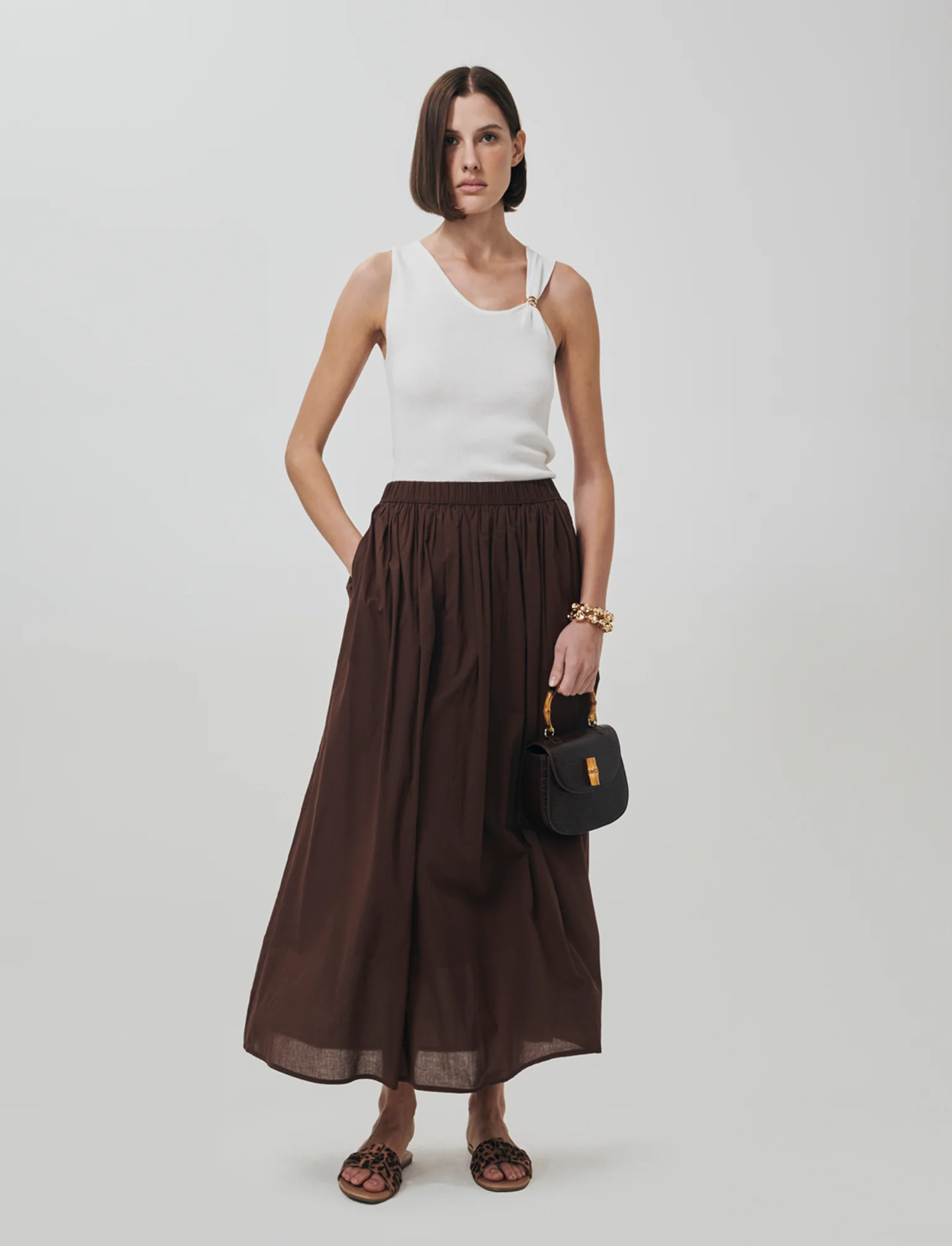 Top in Maglia con Scollo Asimmetrico e Gioiello - Avorio