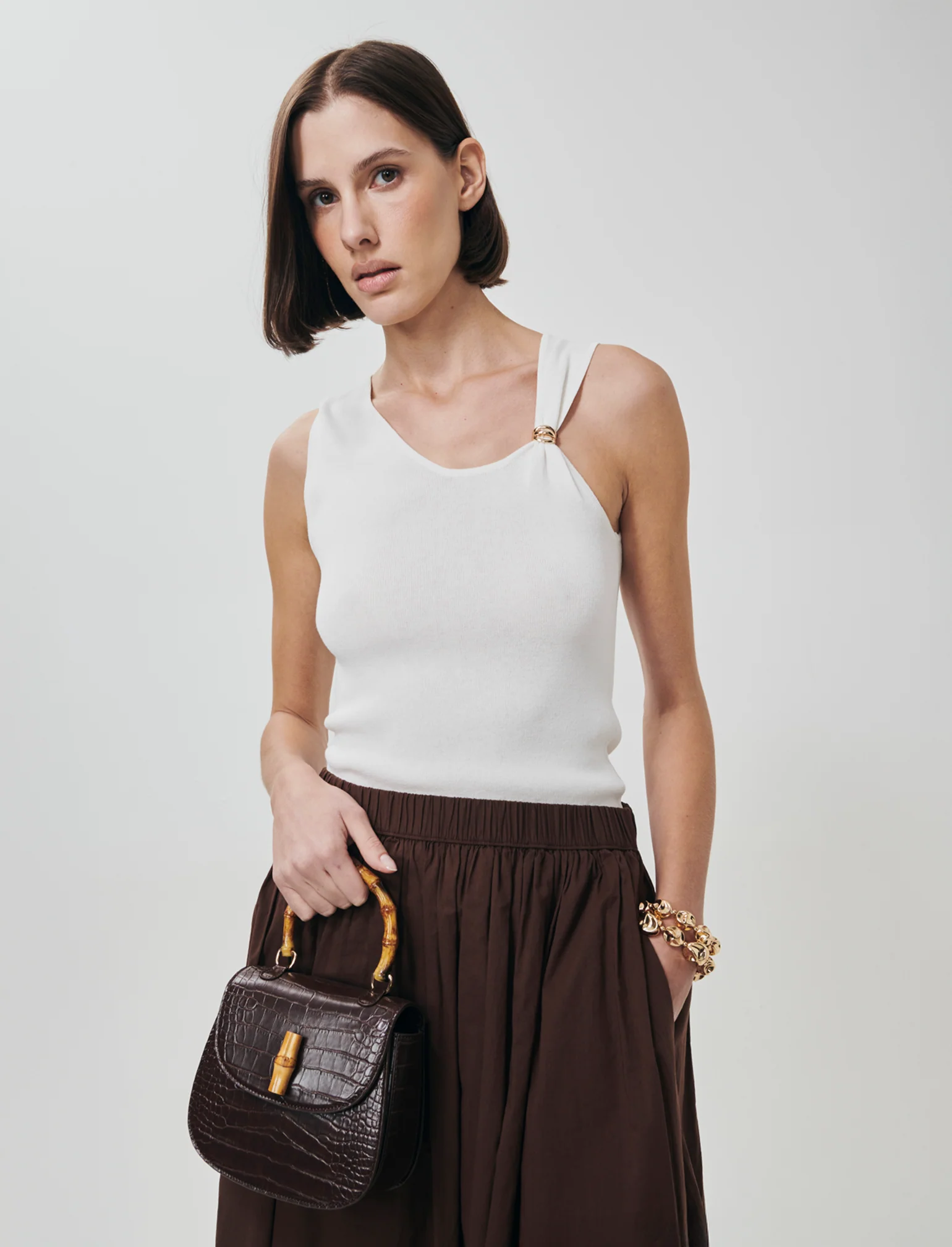 Top in Maglia con Scollo Asimmetrico e Gioiello - Avorio - Image 2