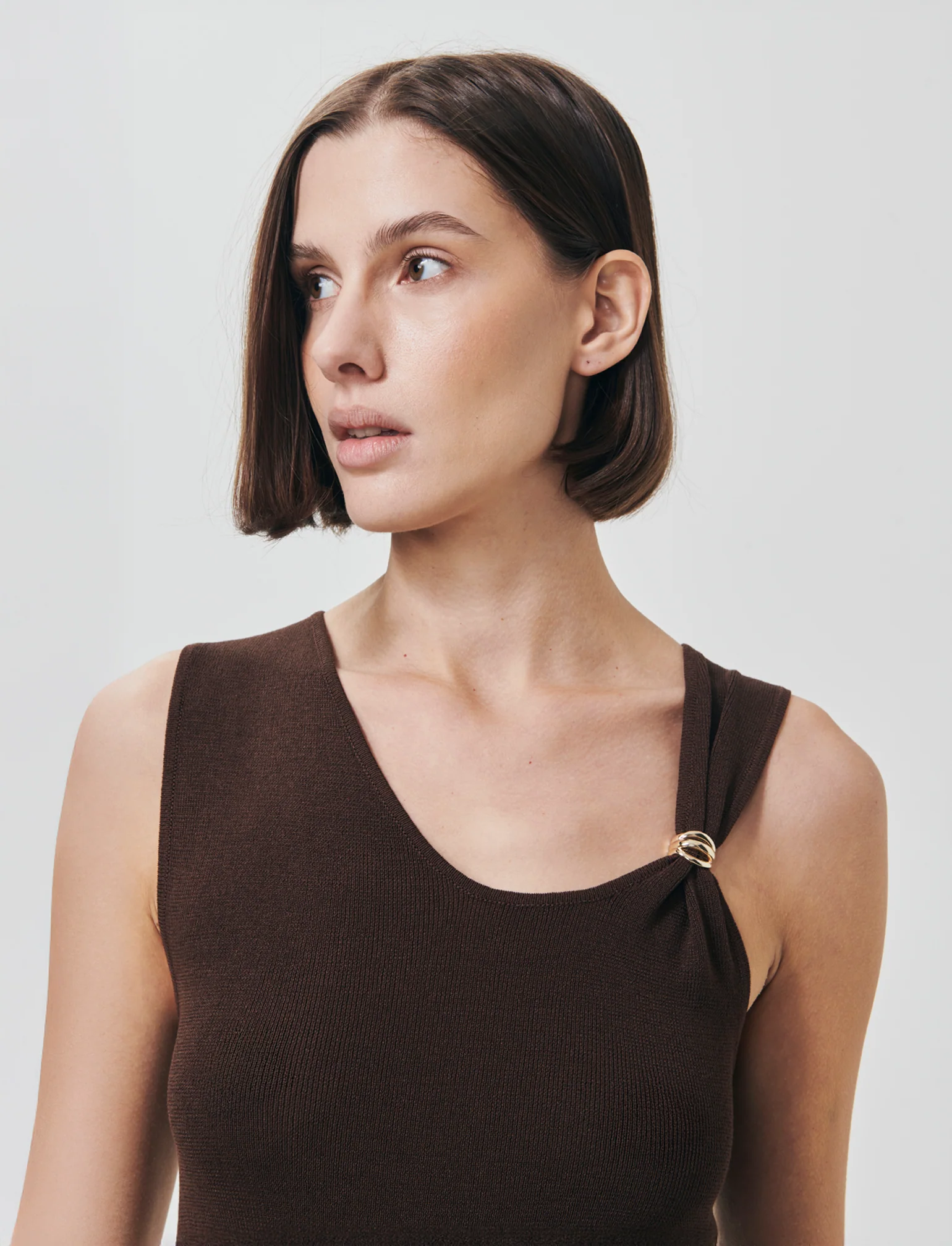 Top in Maglia con Scollo Asimmetrico e Gioiello - Marrone cioccolato - Image 3