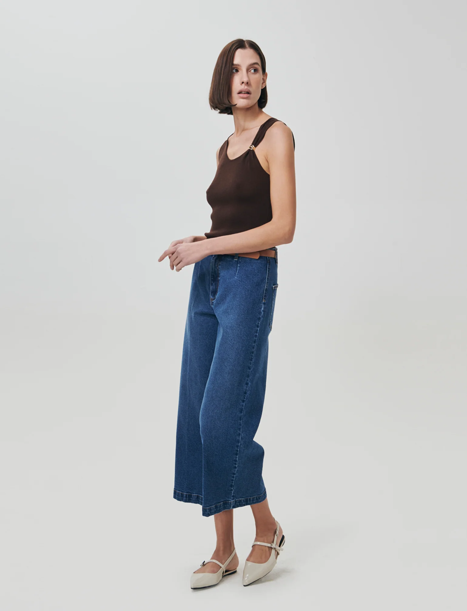 Top in Maglia con Scollo Asimmetrico e Gioiello - Marrone cioccolato - Image 4