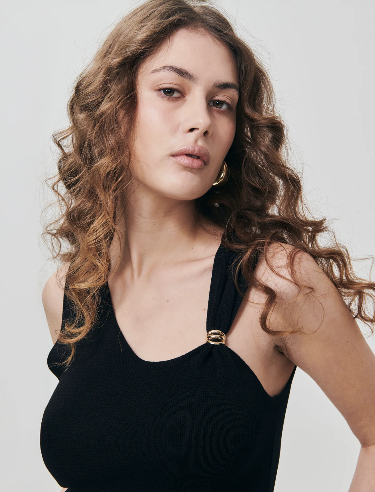 Top in Maglia con Scollo Asimmetrico e Gioiello - Nero - Image 3