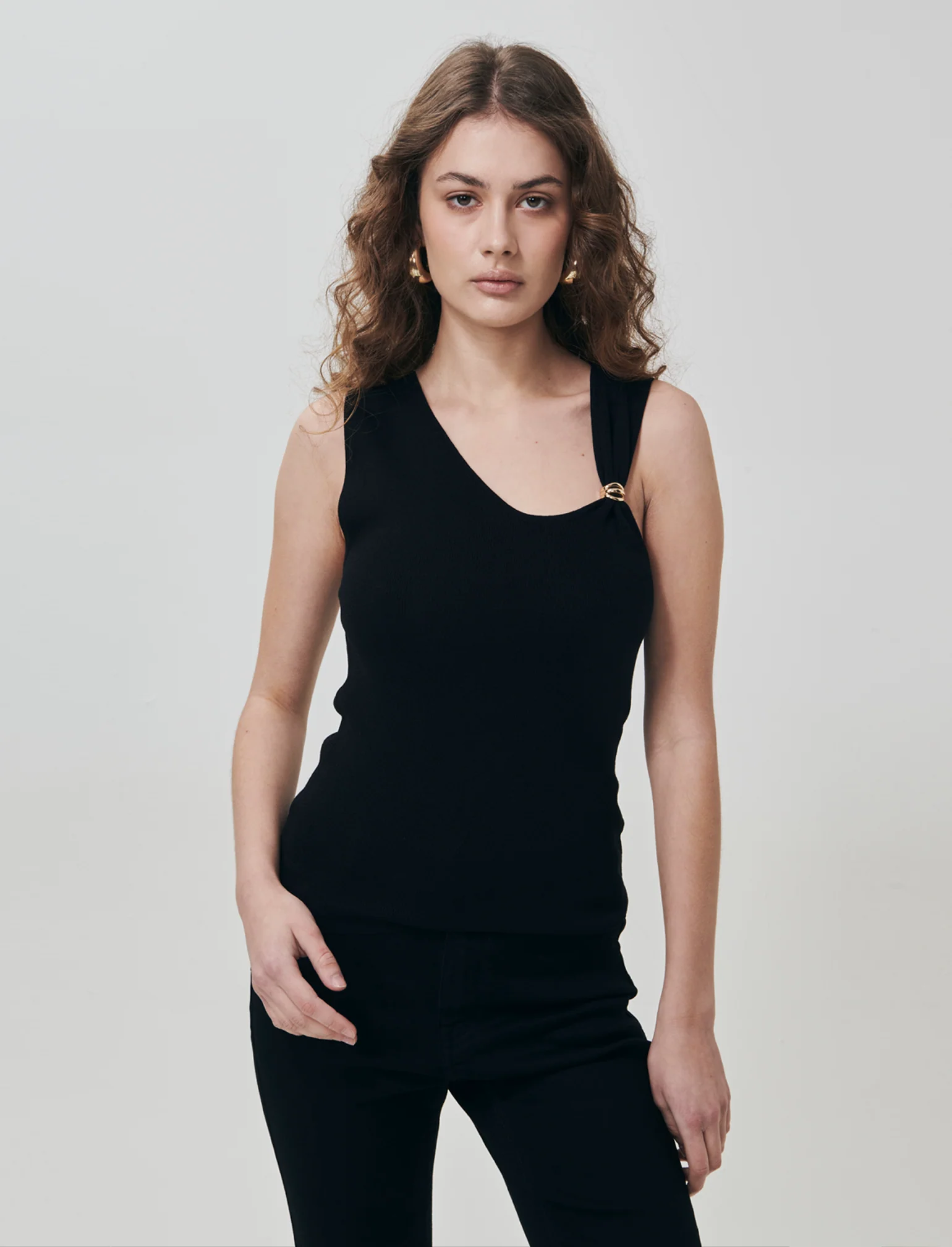 Top in Maglia con Scollo Asimmetrico e Gioiello - Nero - Image 4