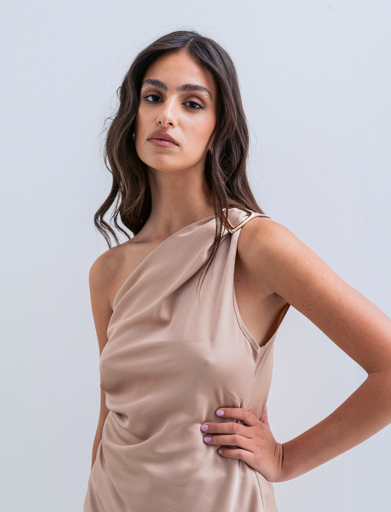 Top raso monospalla con accessorio - Beige champagne
