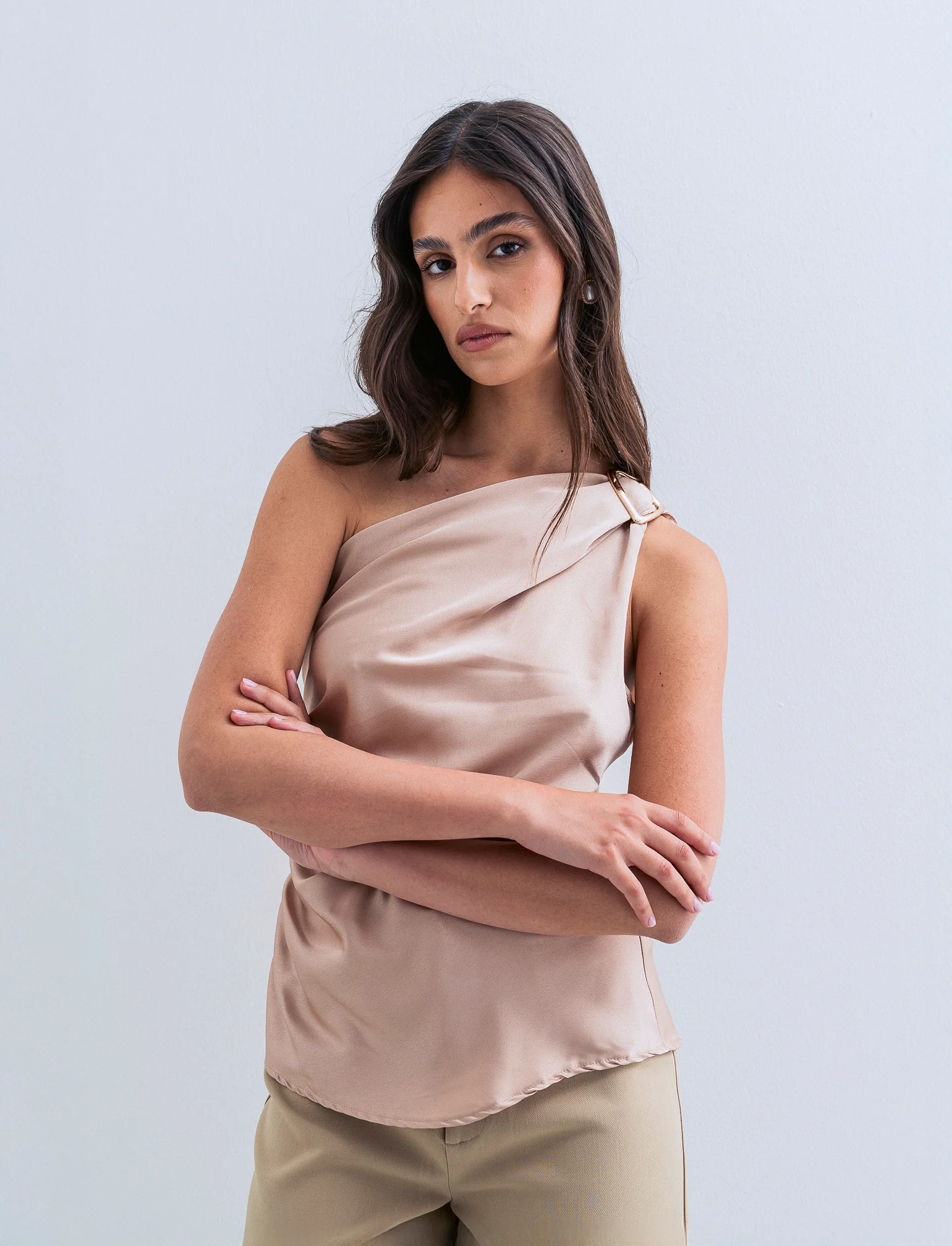 Top raso monospalla con accessorio - Beige champagne - Image 2