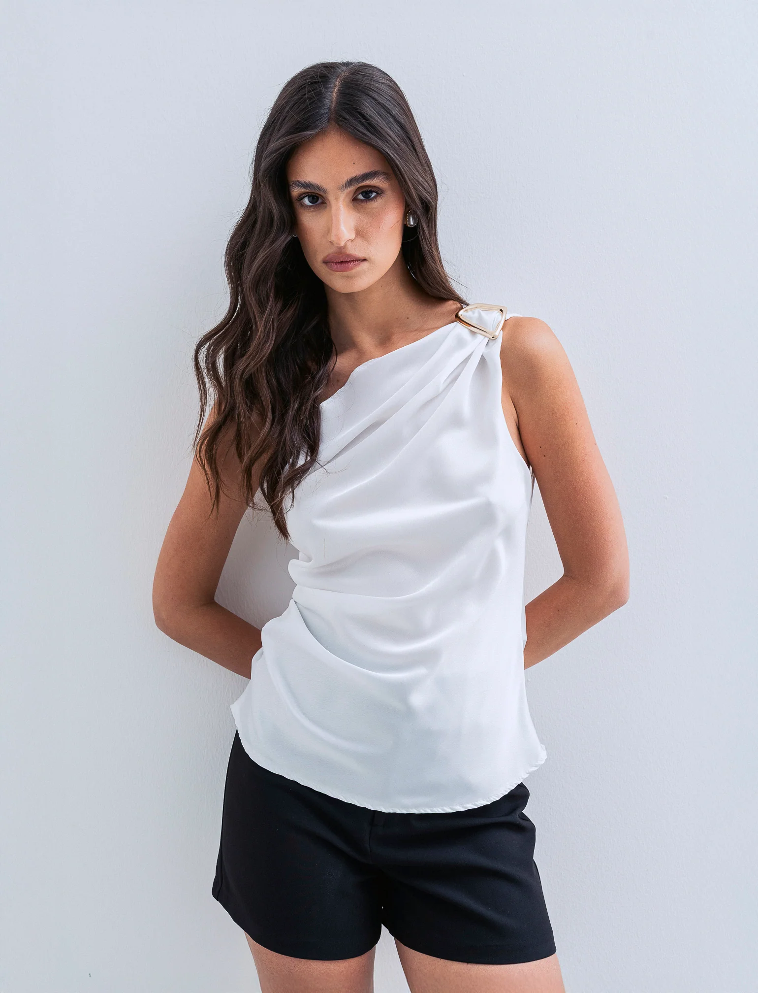Top raso monospalla con accessorio - Bianco