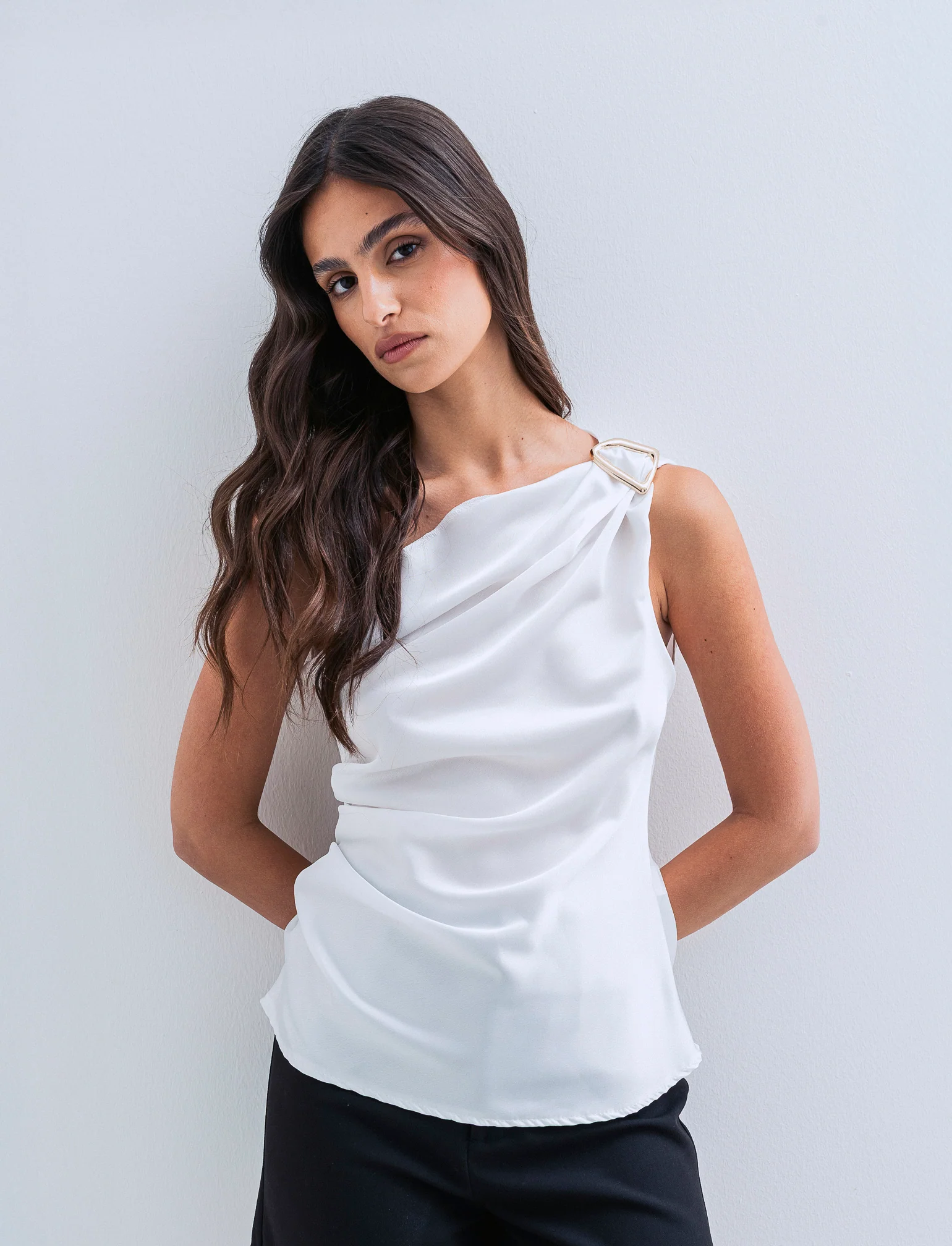 Top raso monospalla con accessorio - Bianco - Image 2
