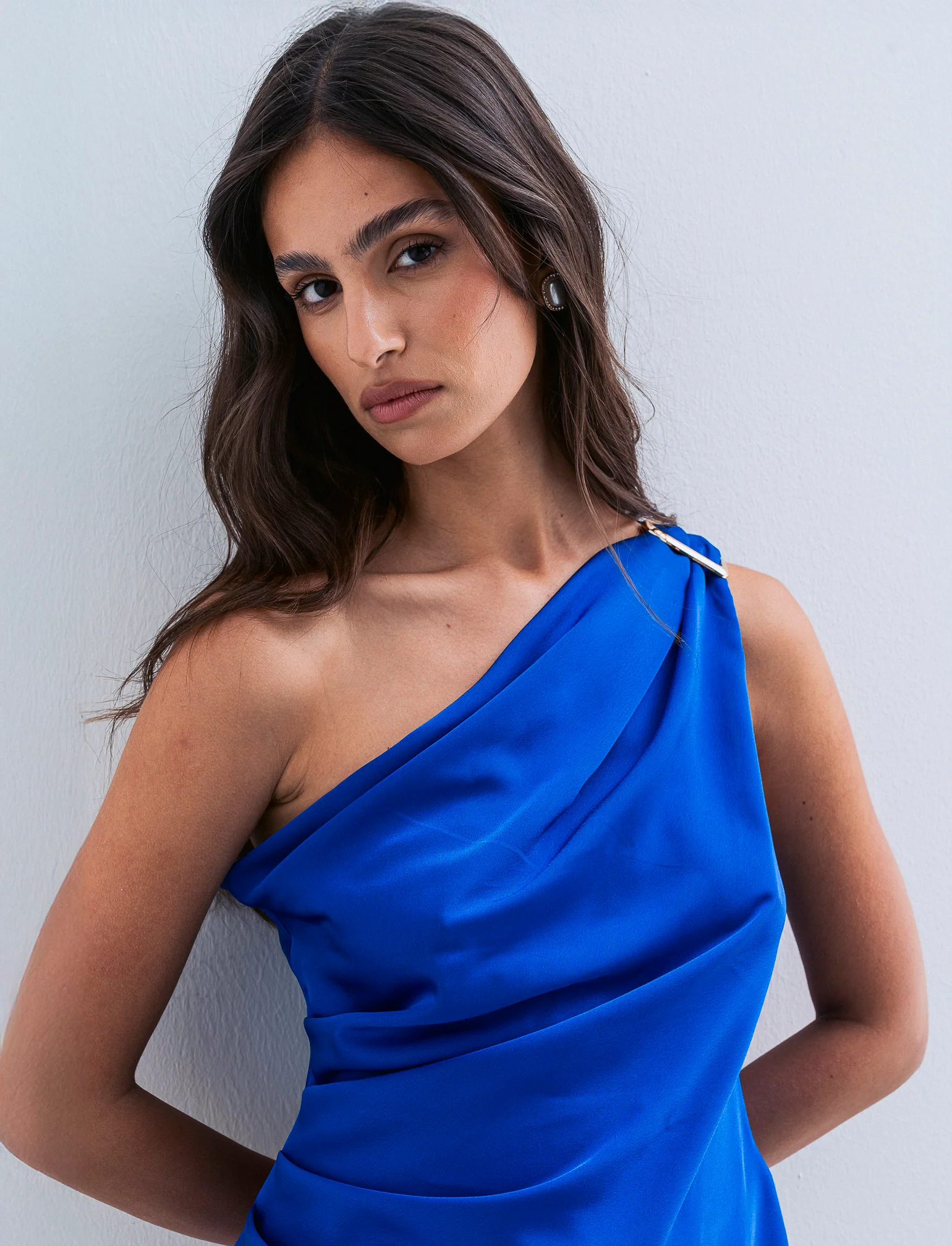 Top raso monospalla con accessorio - Bluette - Image 2