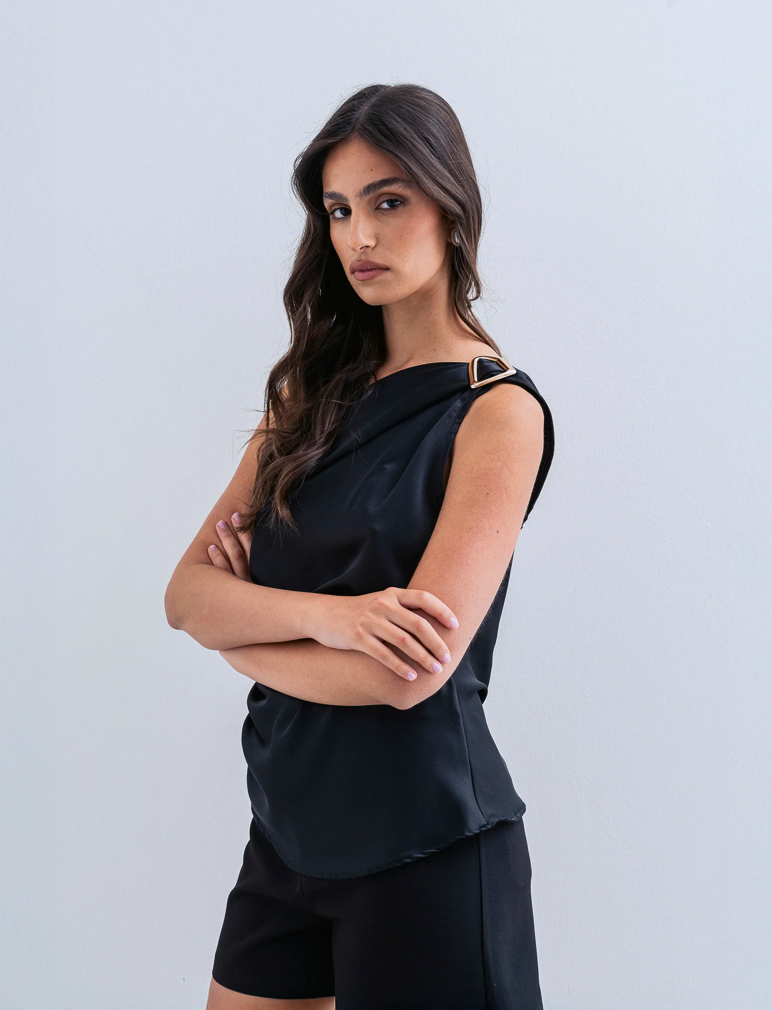 Top raso monospalla con accessorio - Nero - Image 2
