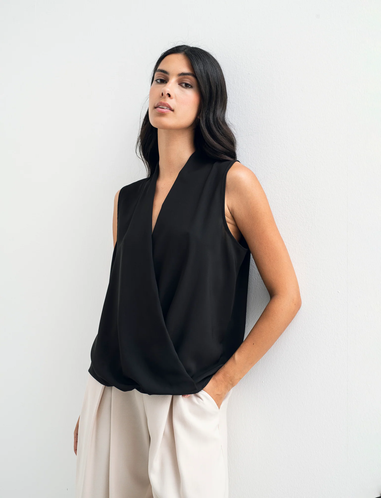 Top smanicato con scollo a V - Nero
