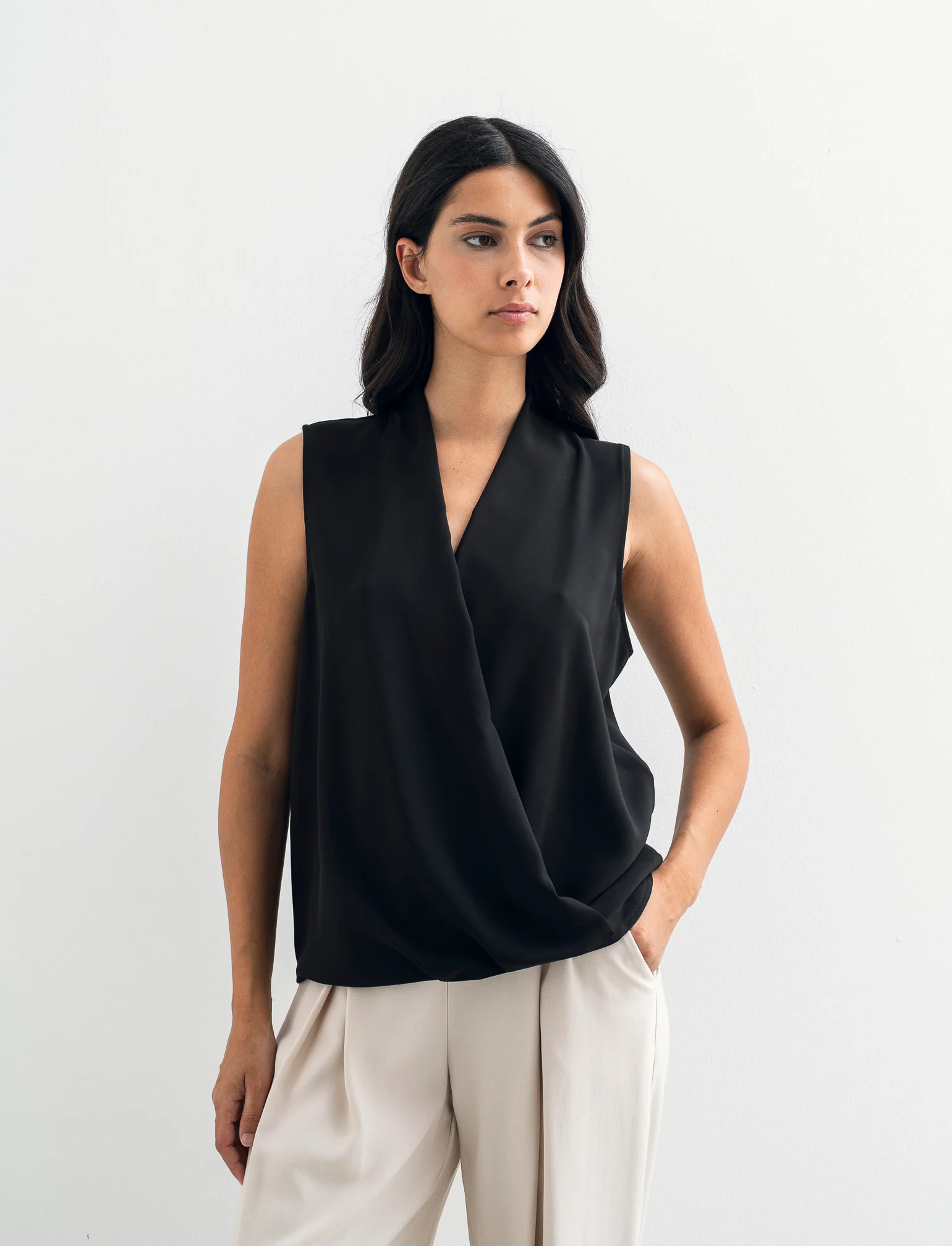 Top smanicato con scollo a V - Nero - Image 2