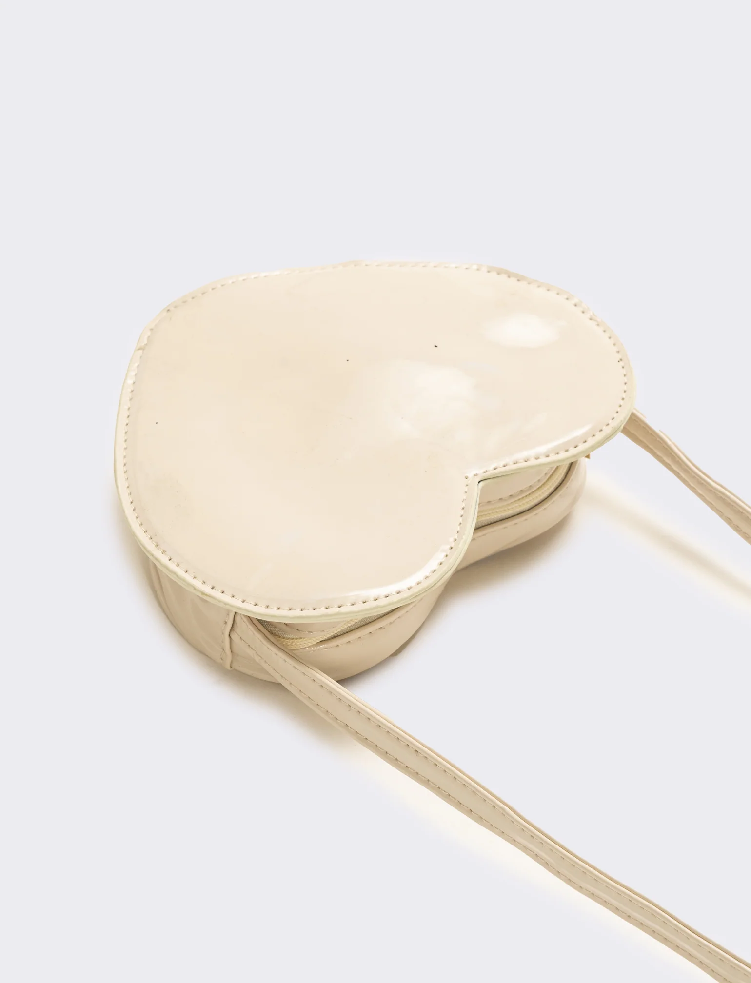 Tracolla a cuore in vernice - Beige - Image 2