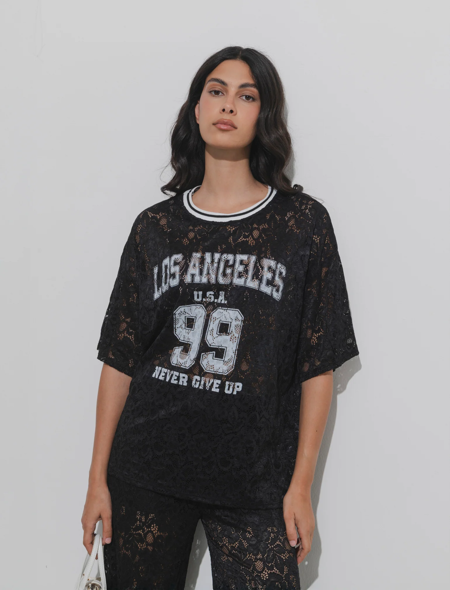 Tshirt in pizzo con stampa sul davanti - Nero - Image 2