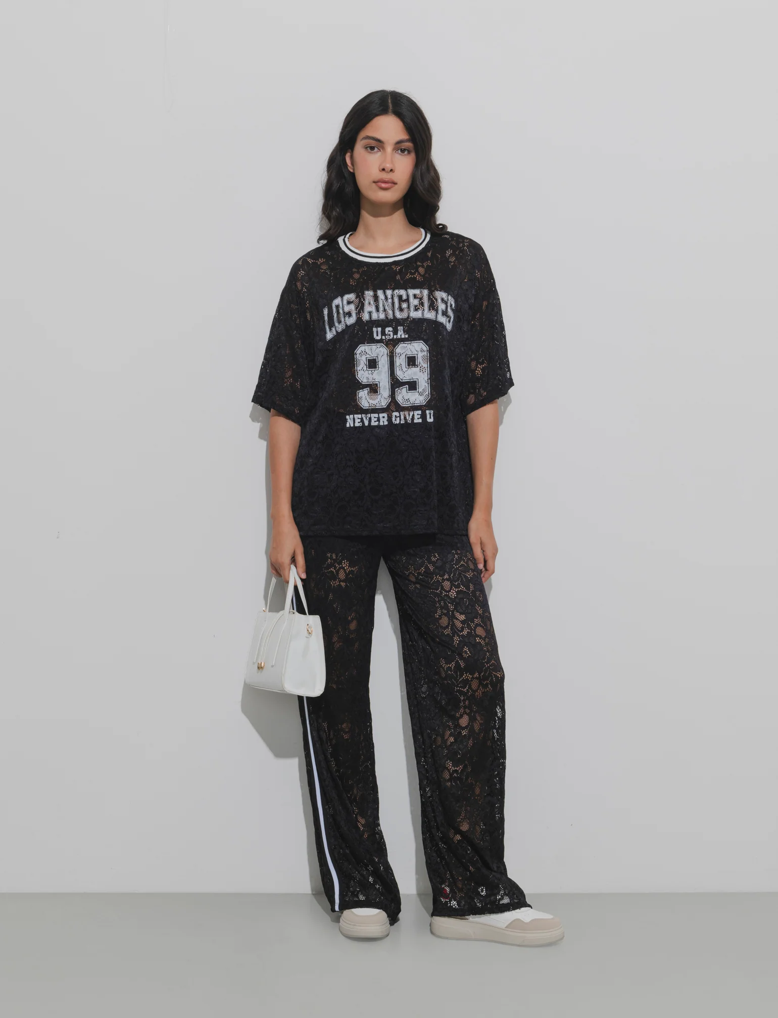 Tshirt in pizzo con stampa sul davanti - Nero - Image 3
