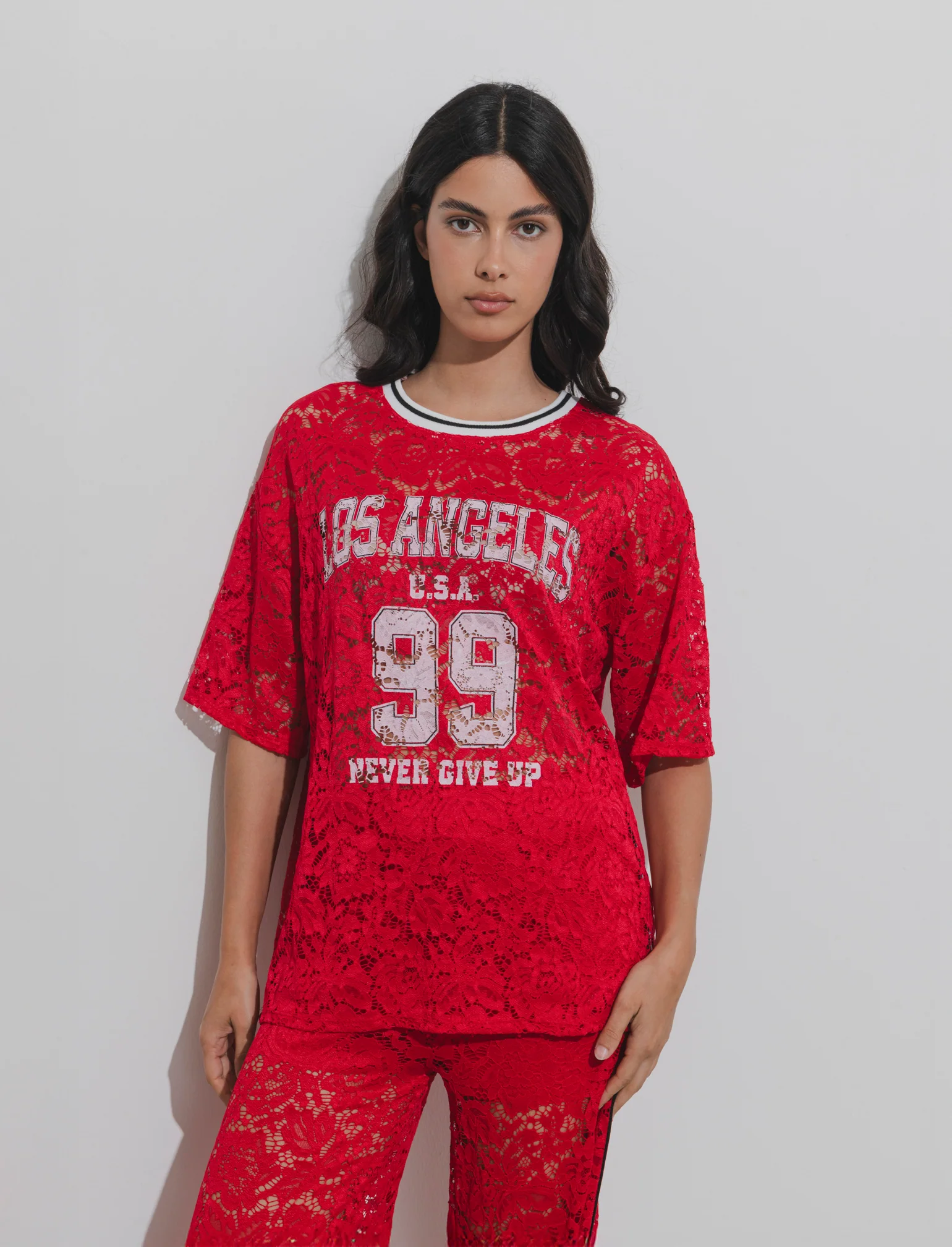 Tshirt in pizzo con stampa sul davanti - Rosso - Image 2