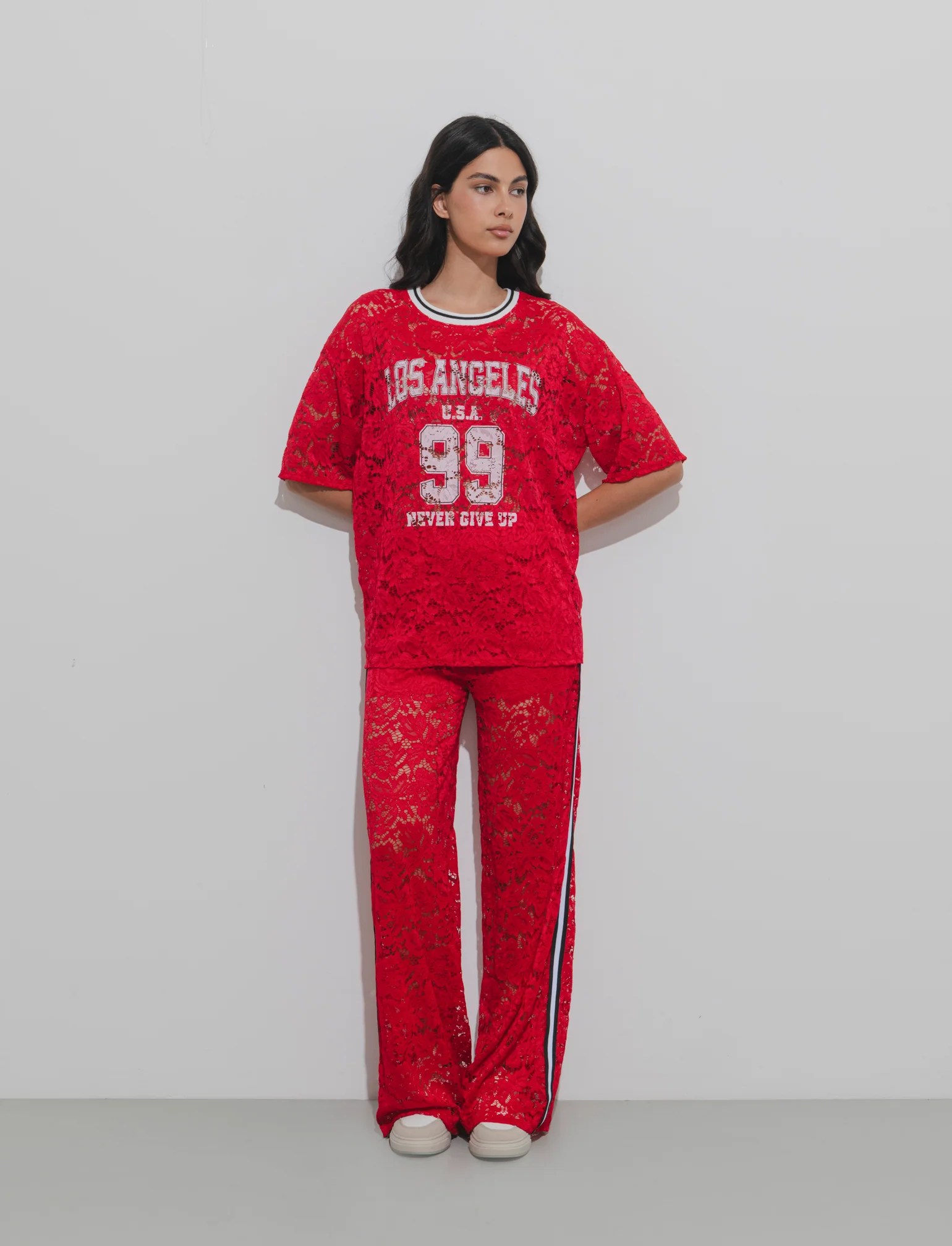 Tshirt in pizzo con stampa sul davanti - Rosso - Image 3
