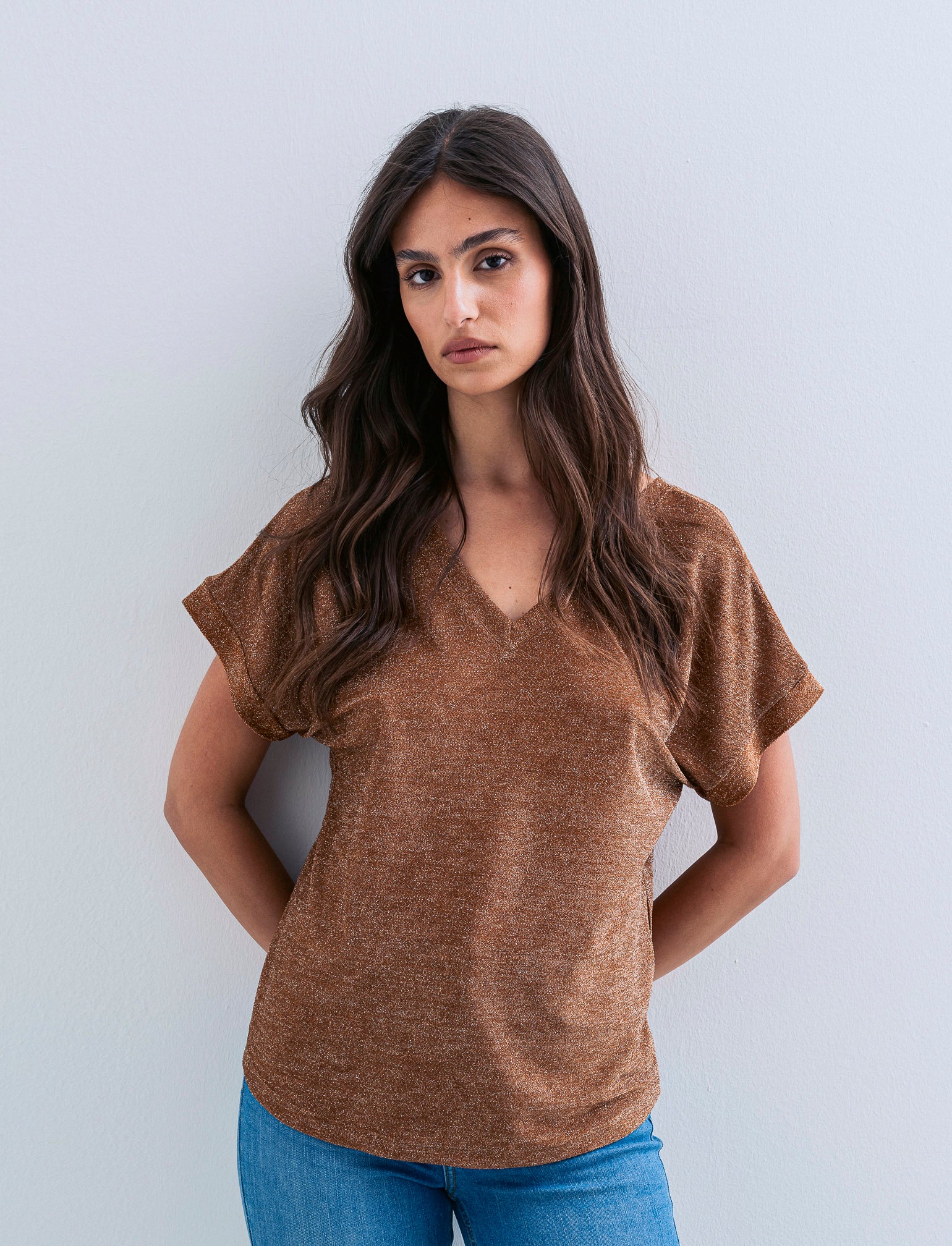 TSHIRT IN TESSUTO LUREX CON SCOLLO A V - Marrone tabacco