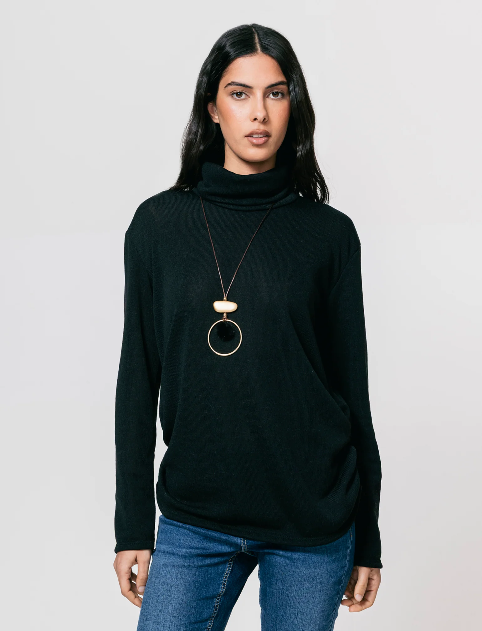 Tshirt manica lunga con collo alto in tessuto pesante con collana - Nero - Image 3