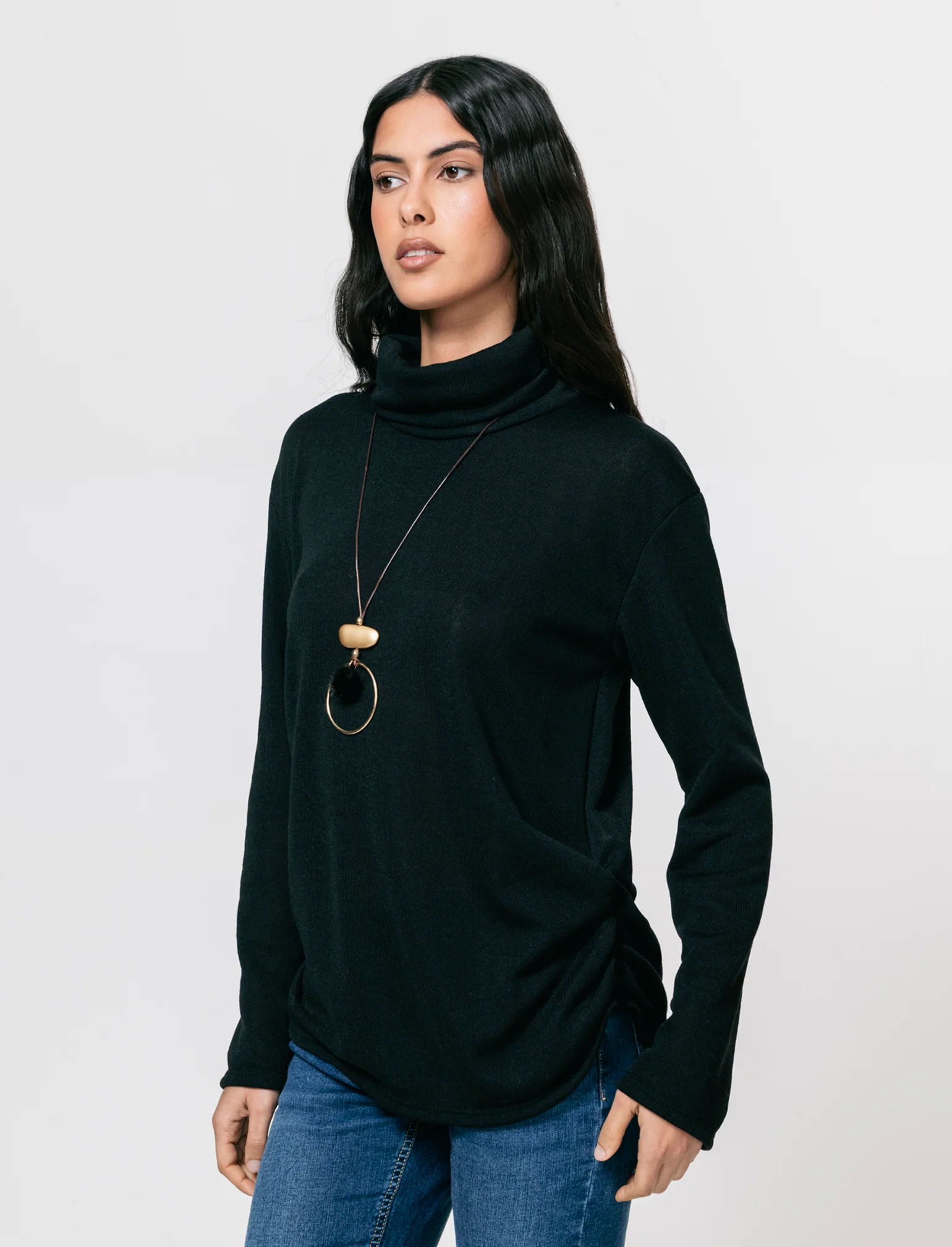 Tshirt manica lunga con collo alto in tessuto pesante con collana - Nero - Image 4