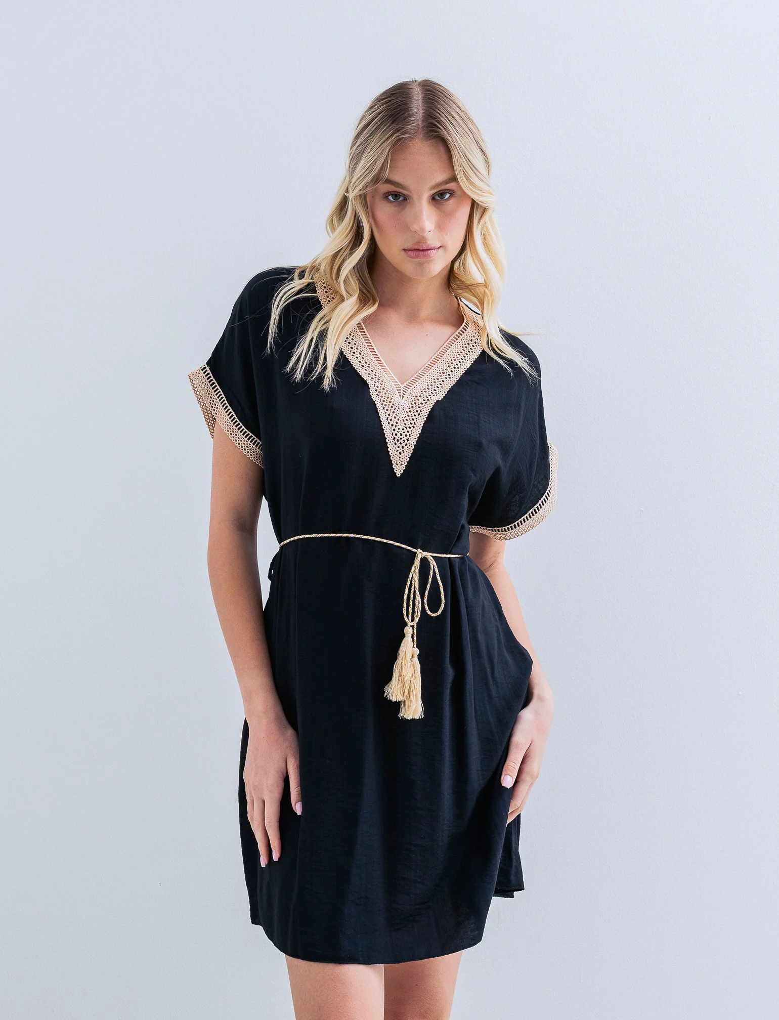Vestito con cintura e passamaneria - Nero