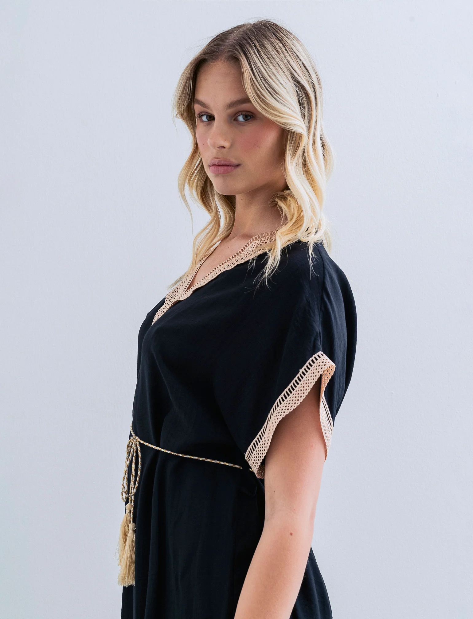 Vestito con cintura e passamaneria - Nero - Image 2