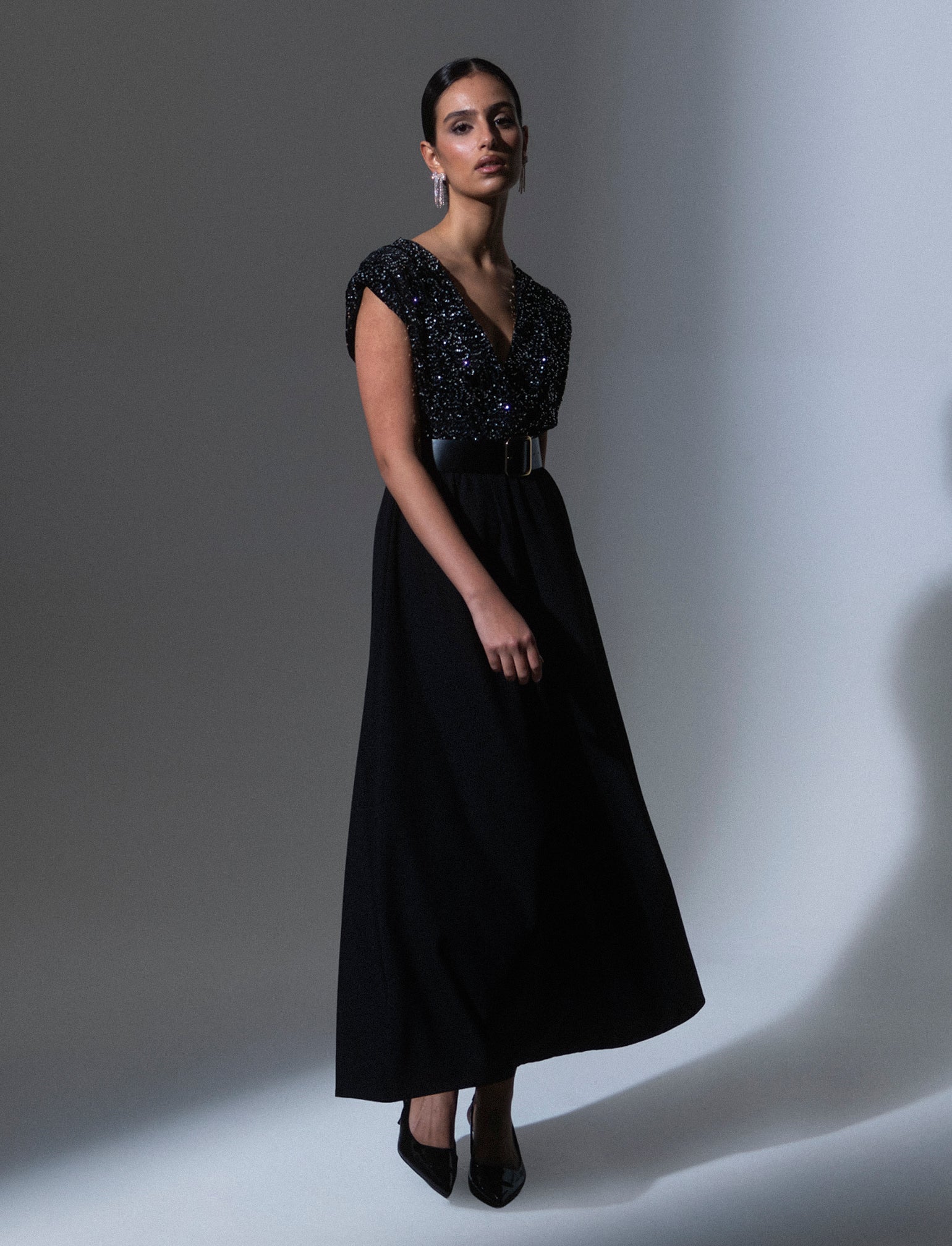 Vestito con doppio tessuto e cintura, paillettes e tessuto unito - Argento - Image 3