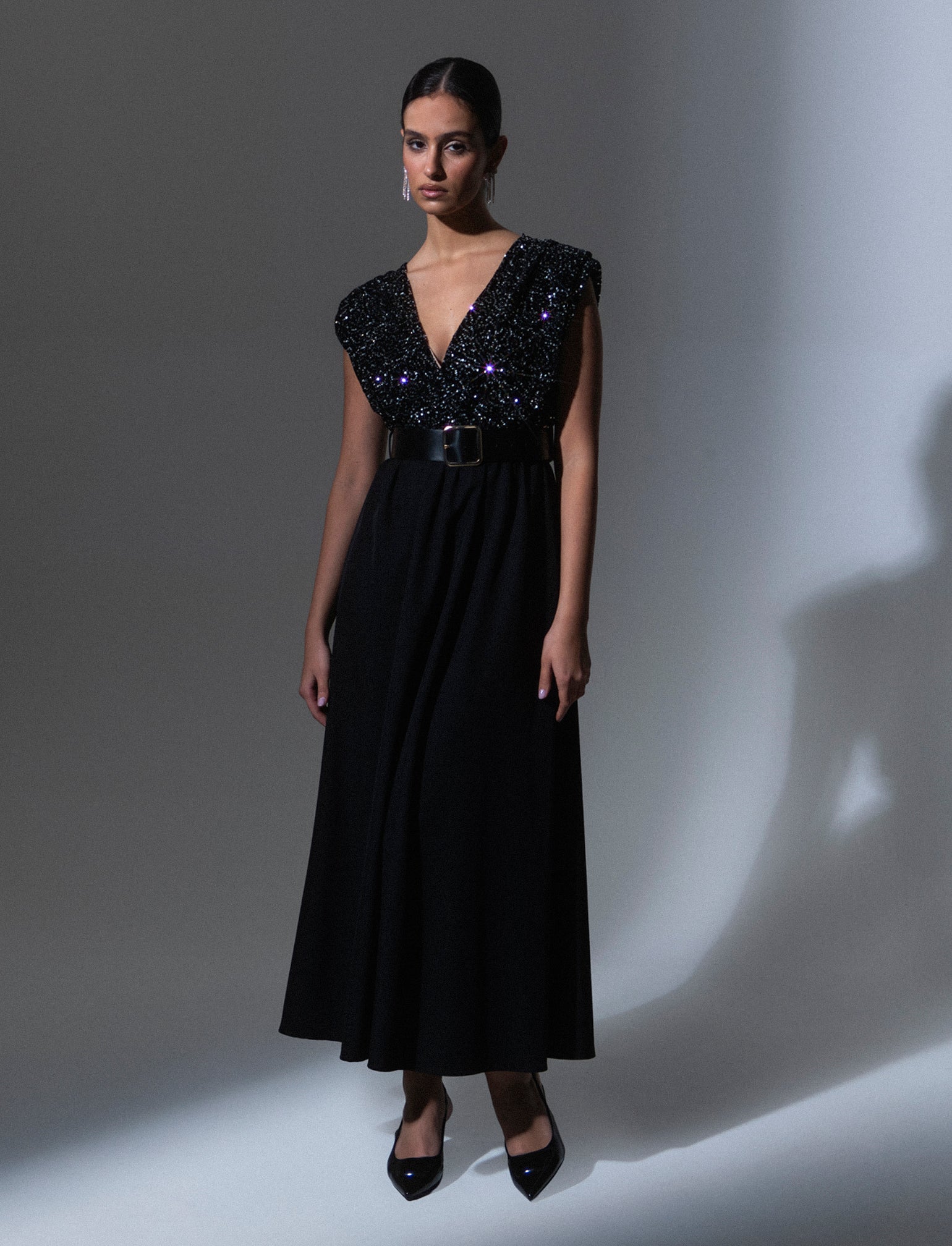 Vestito con doppio tessuto e cintura, paillettes e tessuto unito - Argento - Image 4