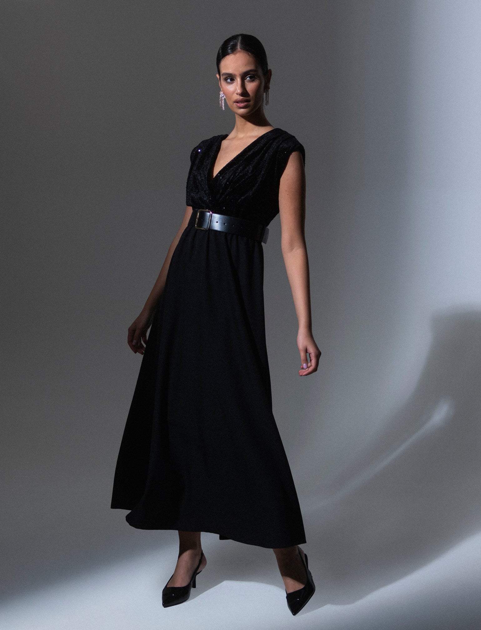 Vestito con doppio tessuto e cintura, paillettes e tessuto unito - Nero - Image 3