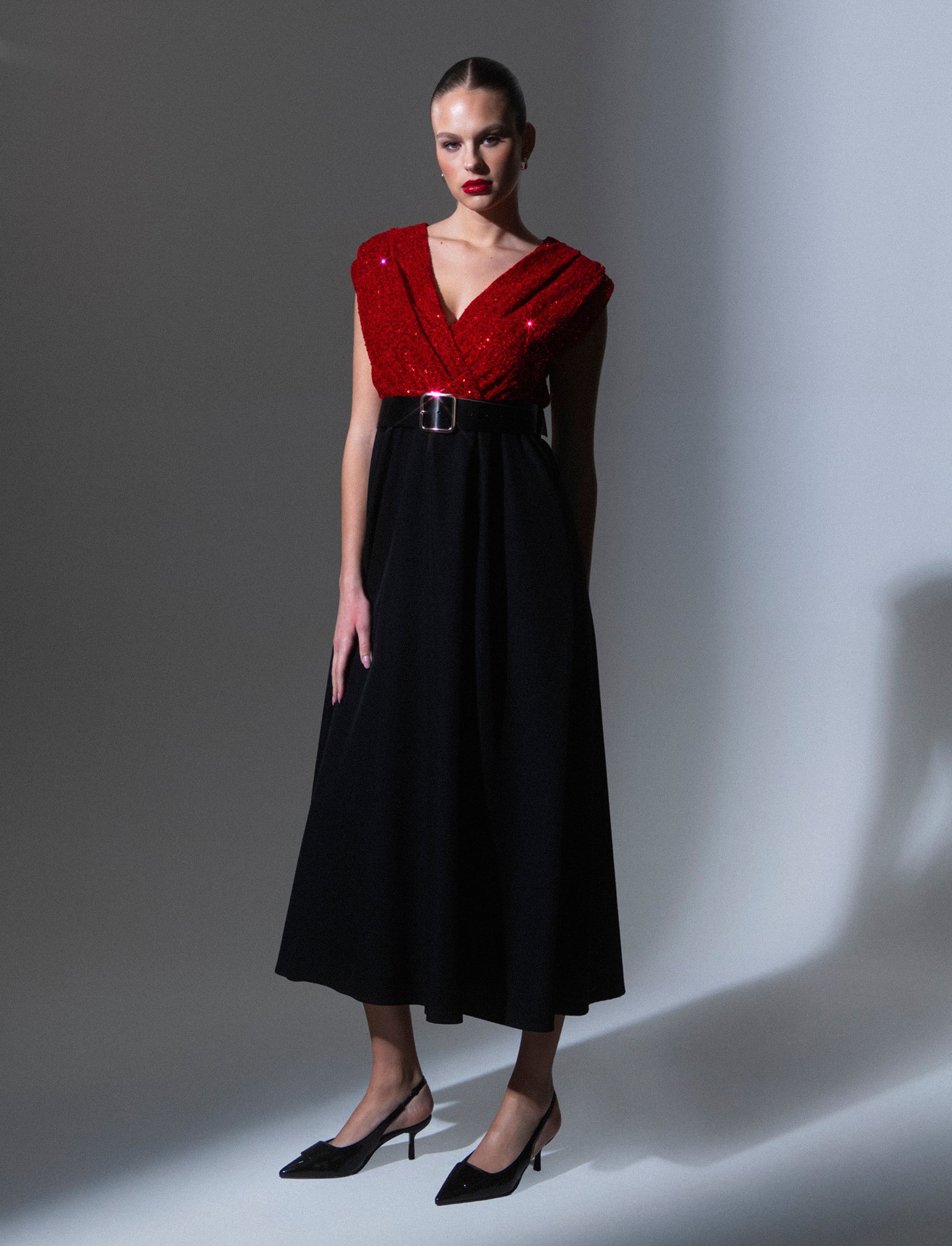 Vestito con doppio tessuto e cintura, paillettes e tessuto unito - Rosso - Image 2