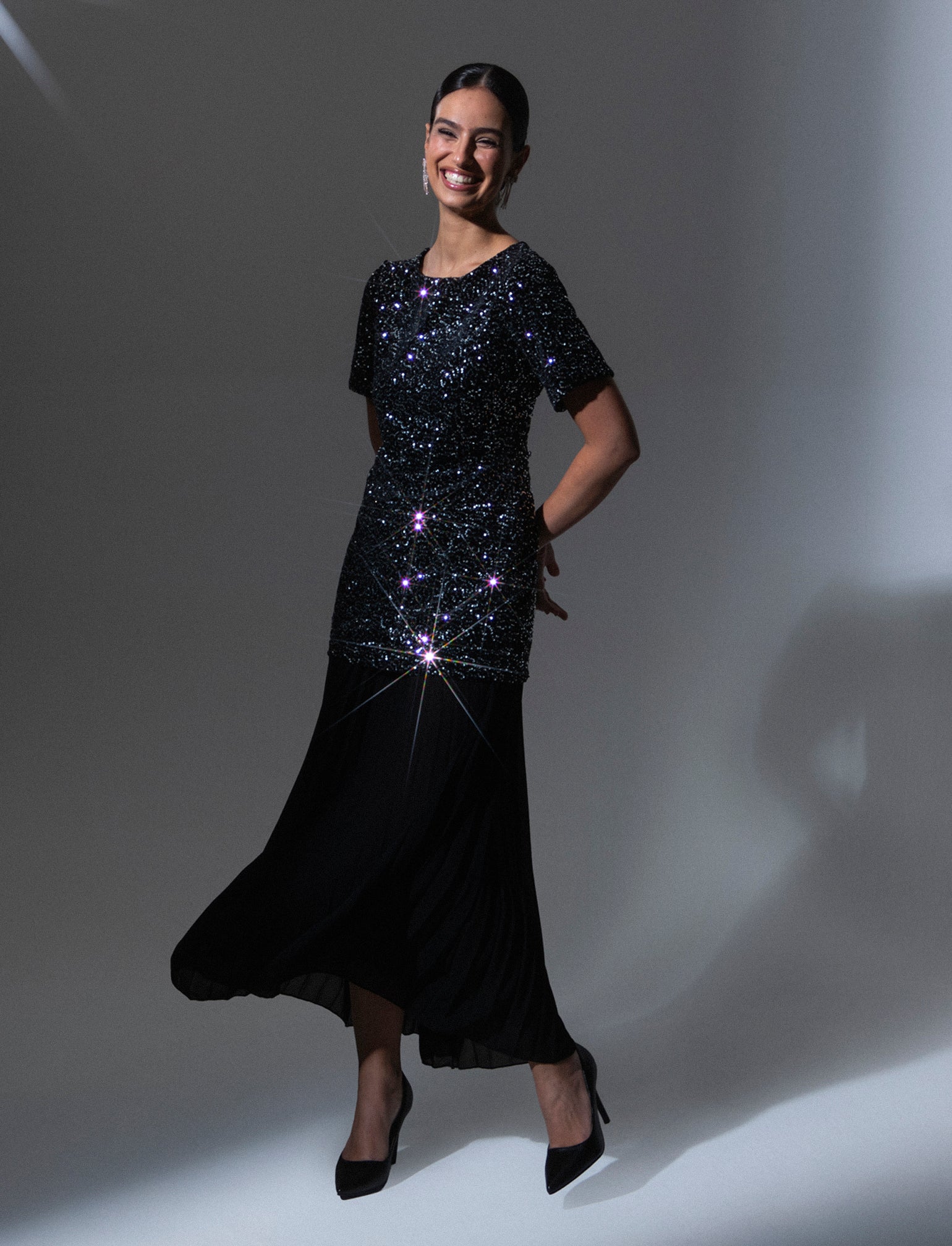 Vestito con maniche corte in paillettes e georgette plisset - Argento - Image 4