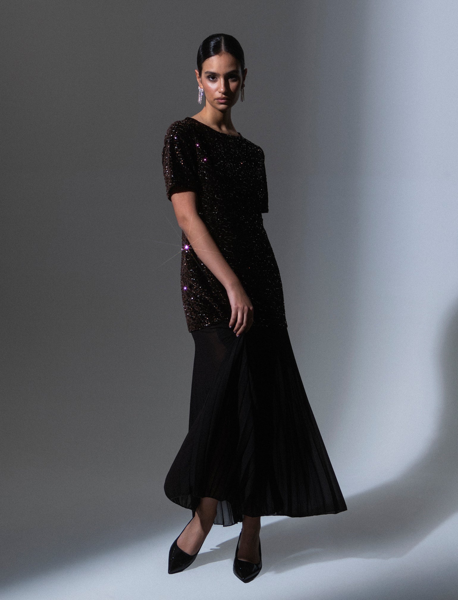 Vestito con maniche corte in paillettes e georgette plisset - Moro - Image 3
