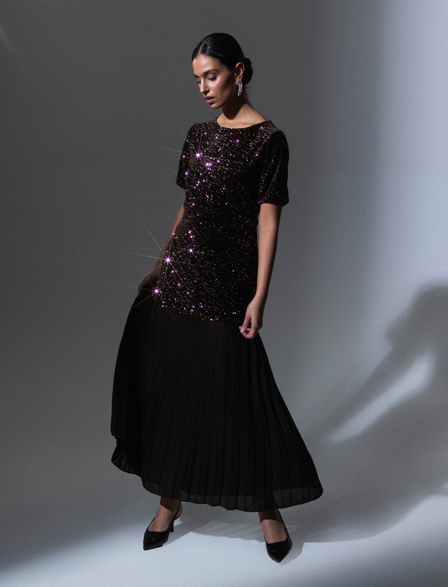 Vestito con maniche corte in paillettes e georgette plisset - Moro - Image 4