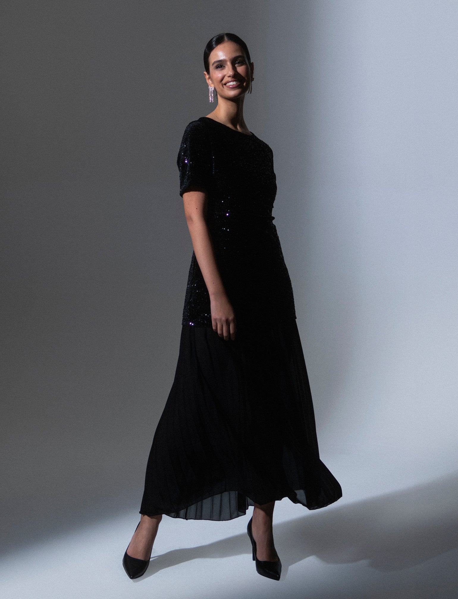 Vestito con maniche corte in paillettes e georgette plisset - Nero - Image 3