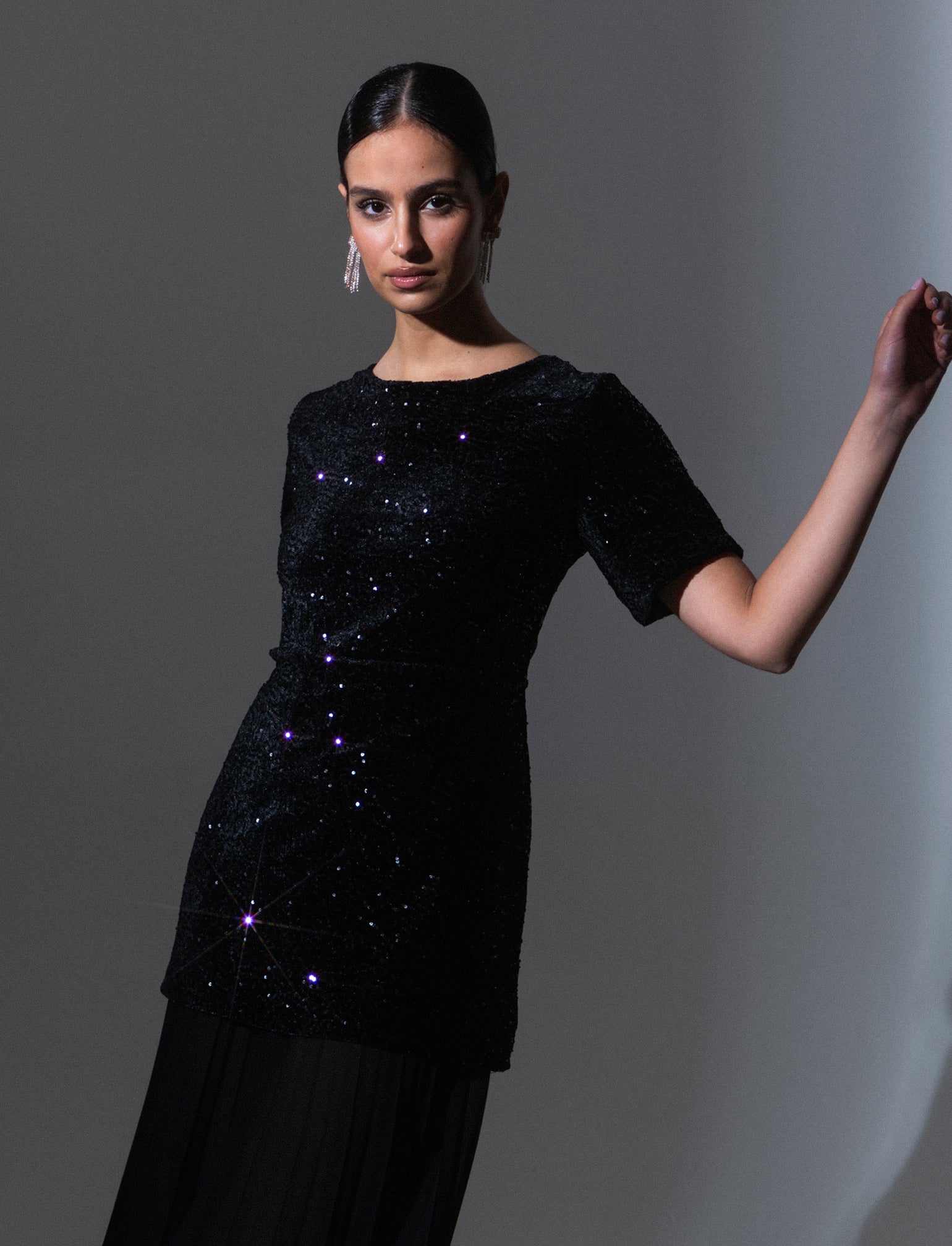 Vestito con maniche corte in paillettes e georgette plisset - Nero - Image 4