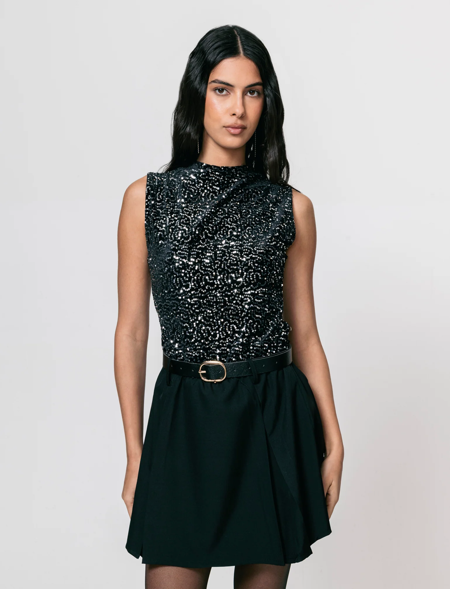Vestito corto con cintura in doppio tessuto, paillettes e unito. - Nero-argento - Image 3