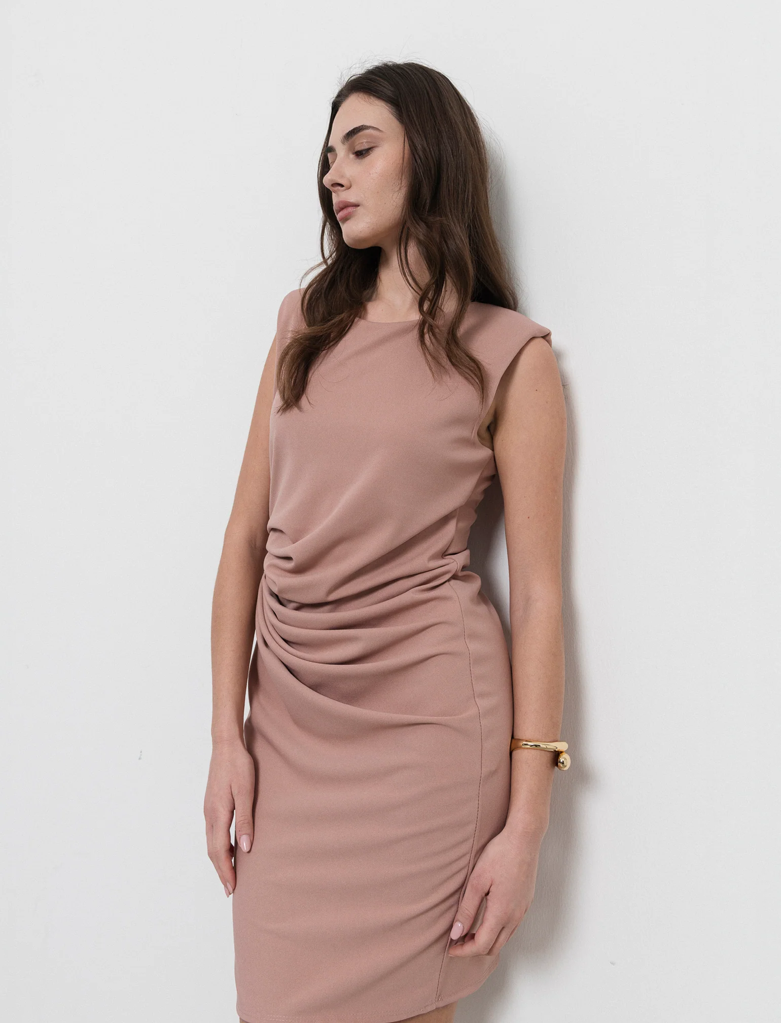 Vestito in tessuto elastico, arriccio sul fianco. - Rosa