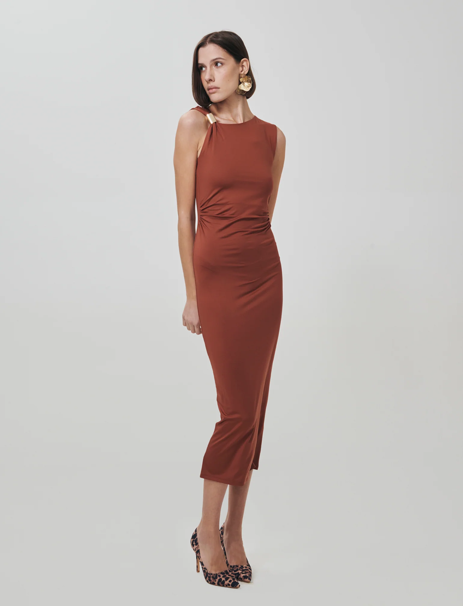 Vestito lungo asimmetrico con gioiello - Cognac - Image 3