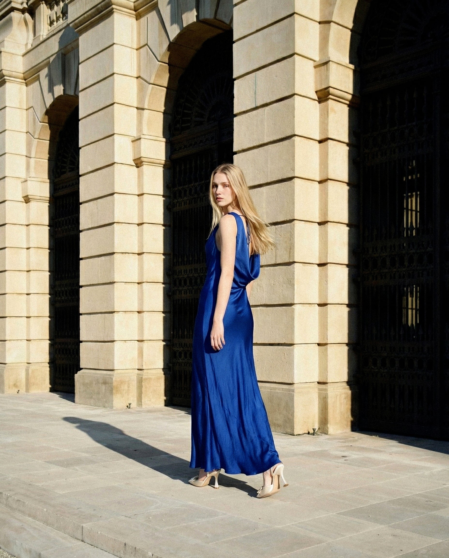Vestito lungo con scollo morbido e V - Blu cobalto