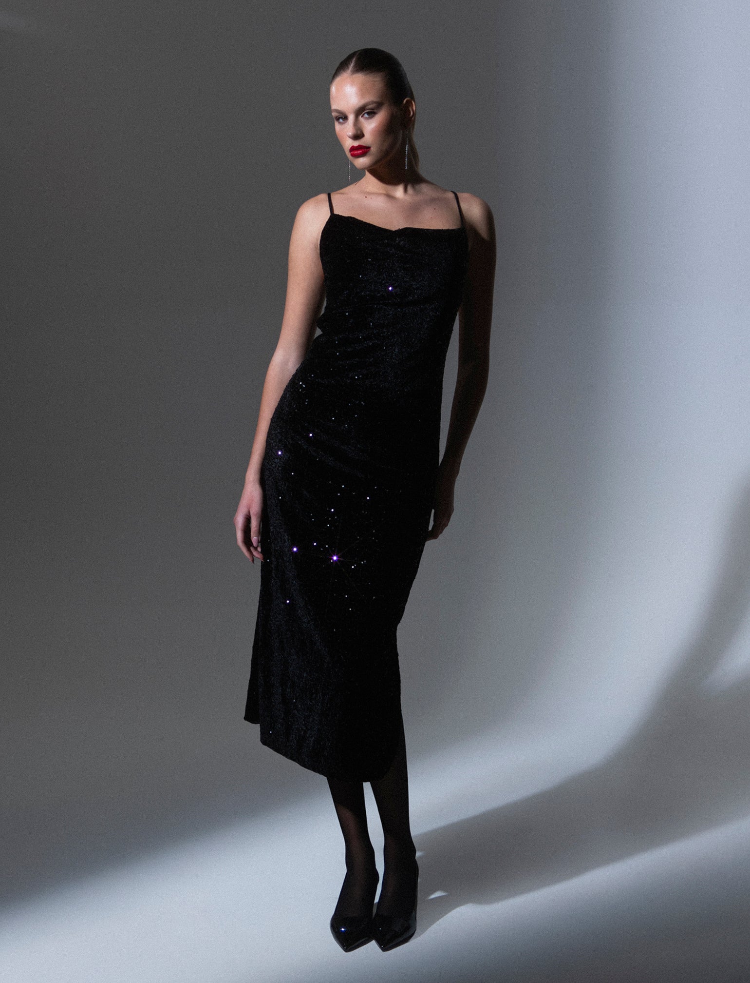 Vestito lungo in paillettes con bretelline - Nero - Image 3