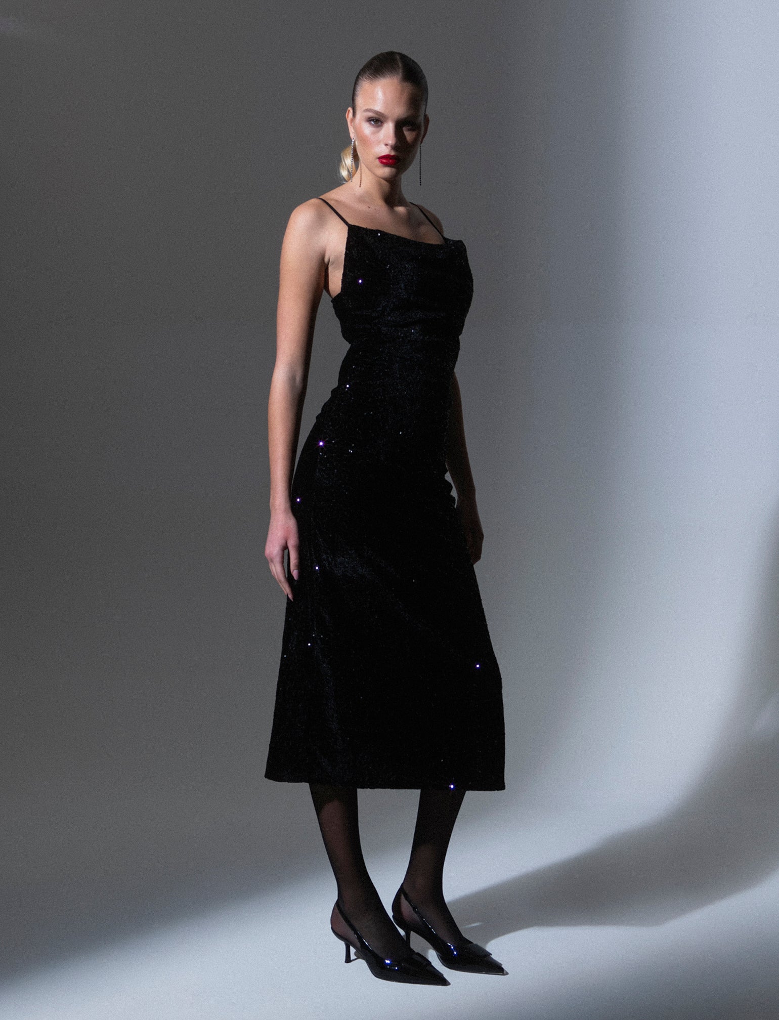 Vestito lungo in paillettes con bretelline - Nero - Image 4