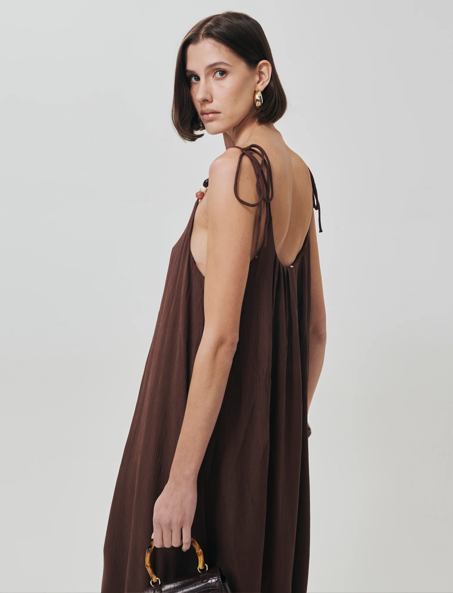 Vestito lungo leggero con pieghe e fiocco - Marrone cioccolato - Image 2