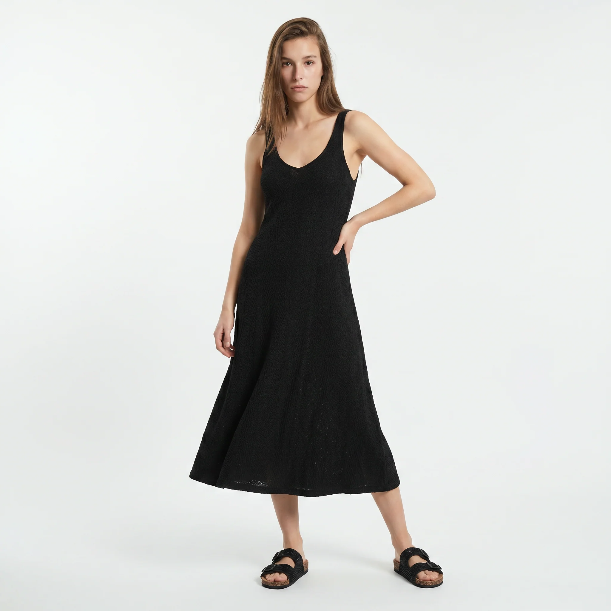 Vestito lungo smanicato con scollo a V - Nero - Image 4
