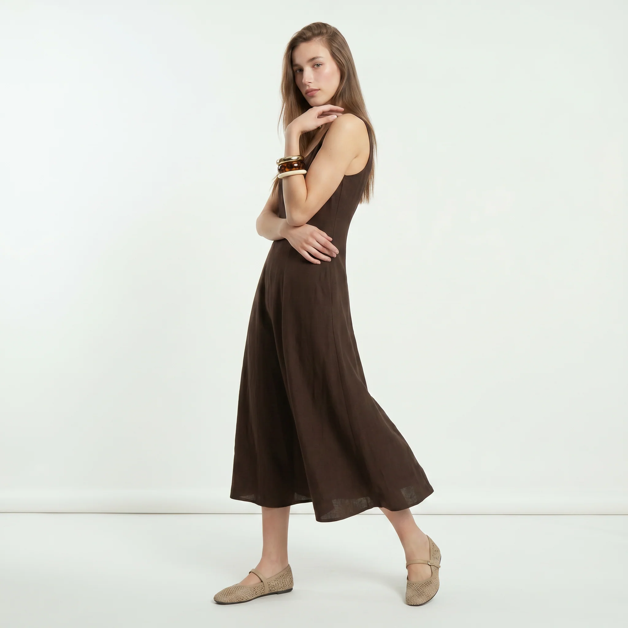 Vestito lungo smanicato con tagli e svaso - Marrone cioccolato