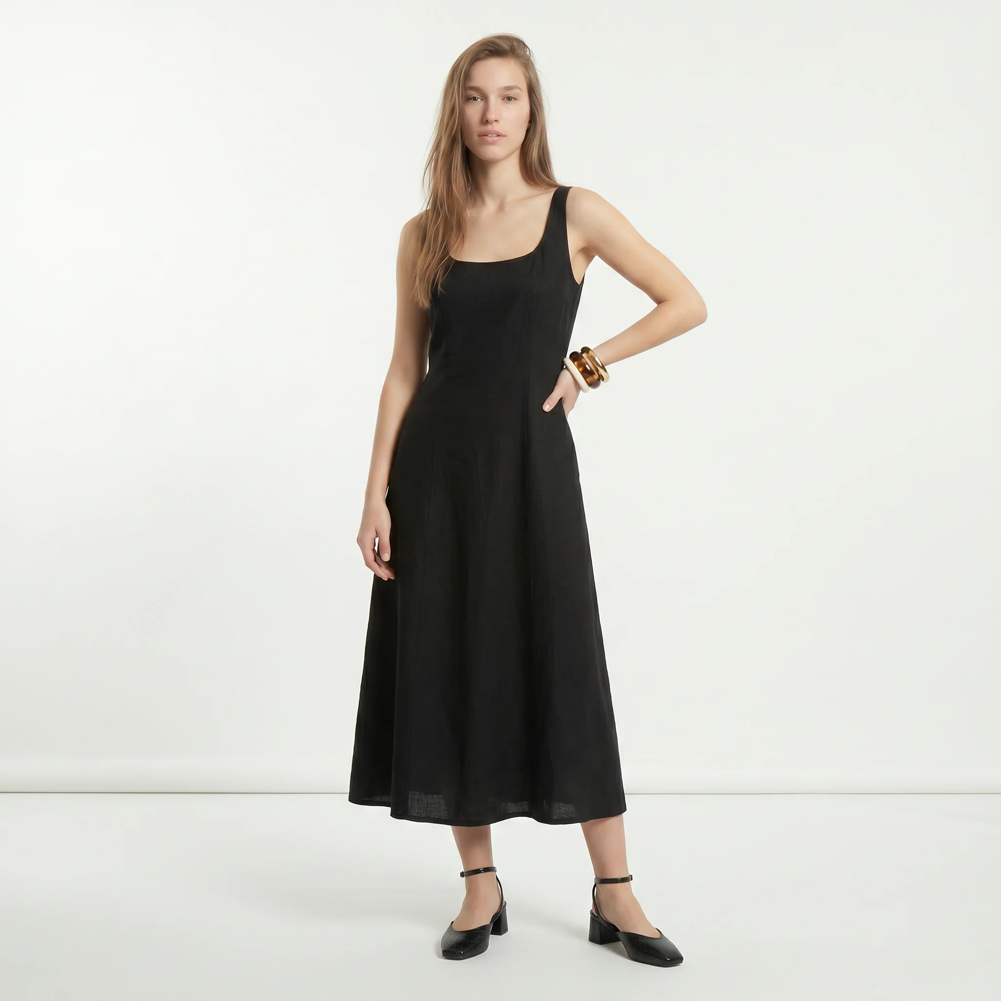 Vestito lungo smanicato con tagli e svaso - Nero