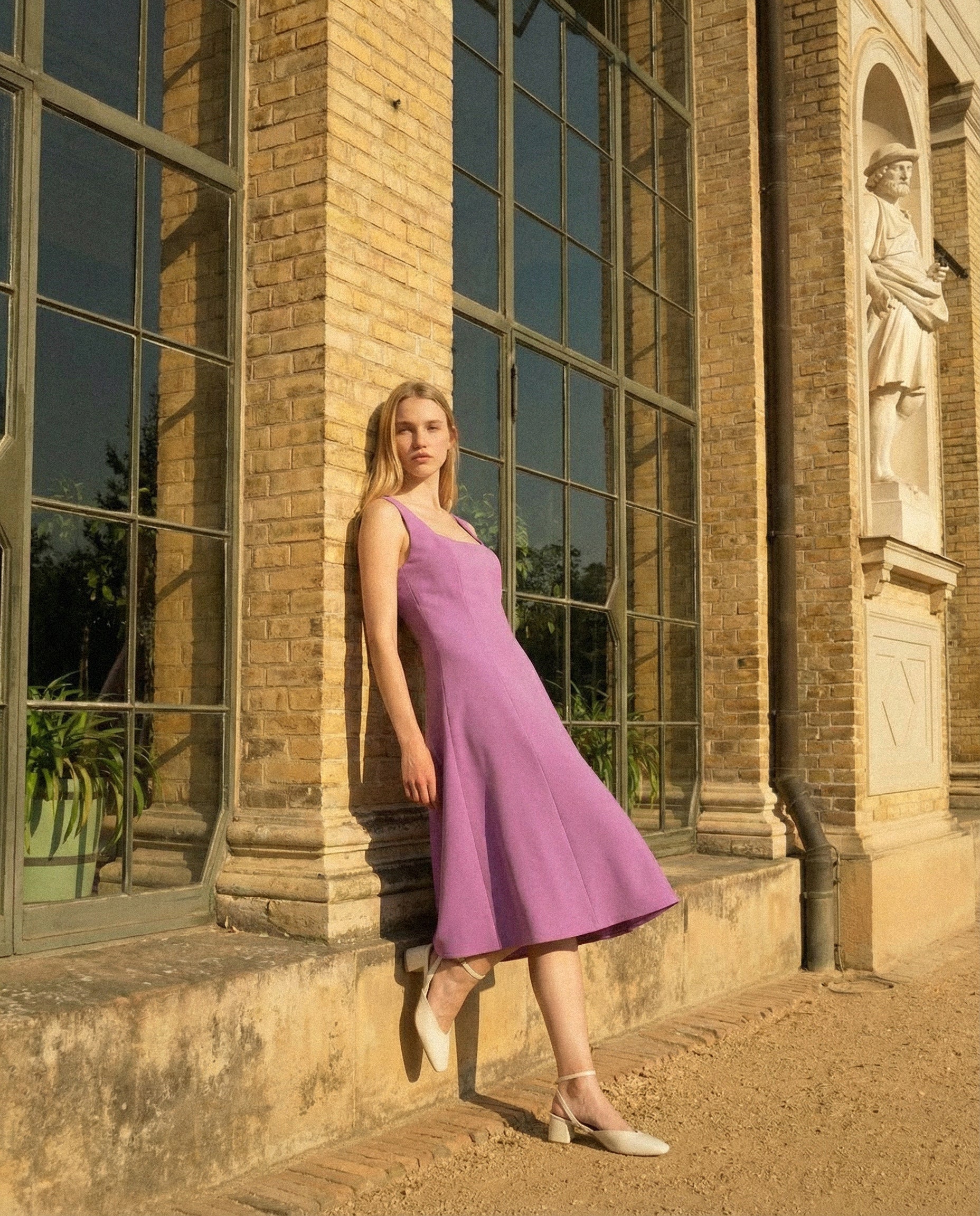 Vestito Midi Smanicato con Scollo Profondo - Viola orchidea