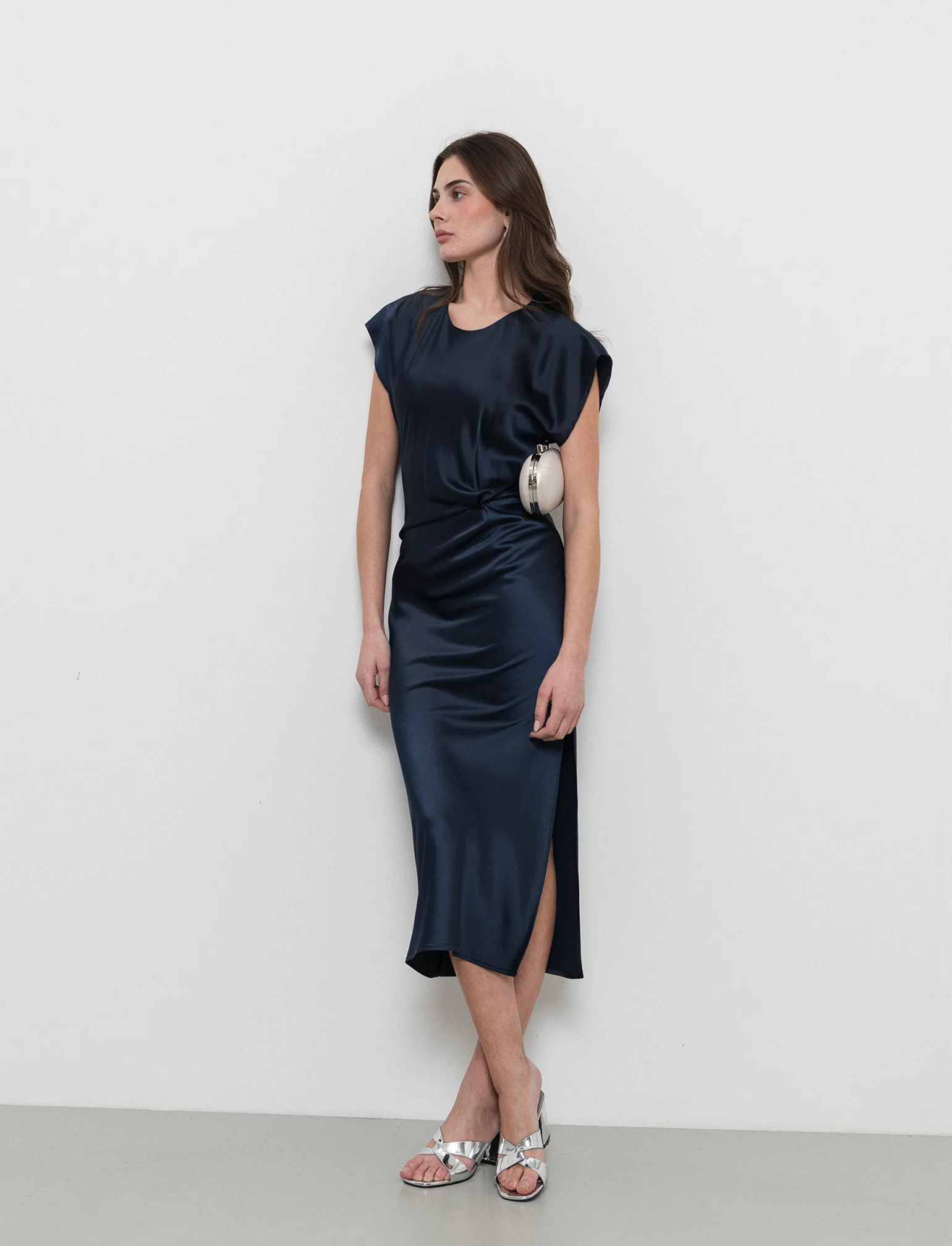 Vestito smanicato di raso - Blu - Image 3